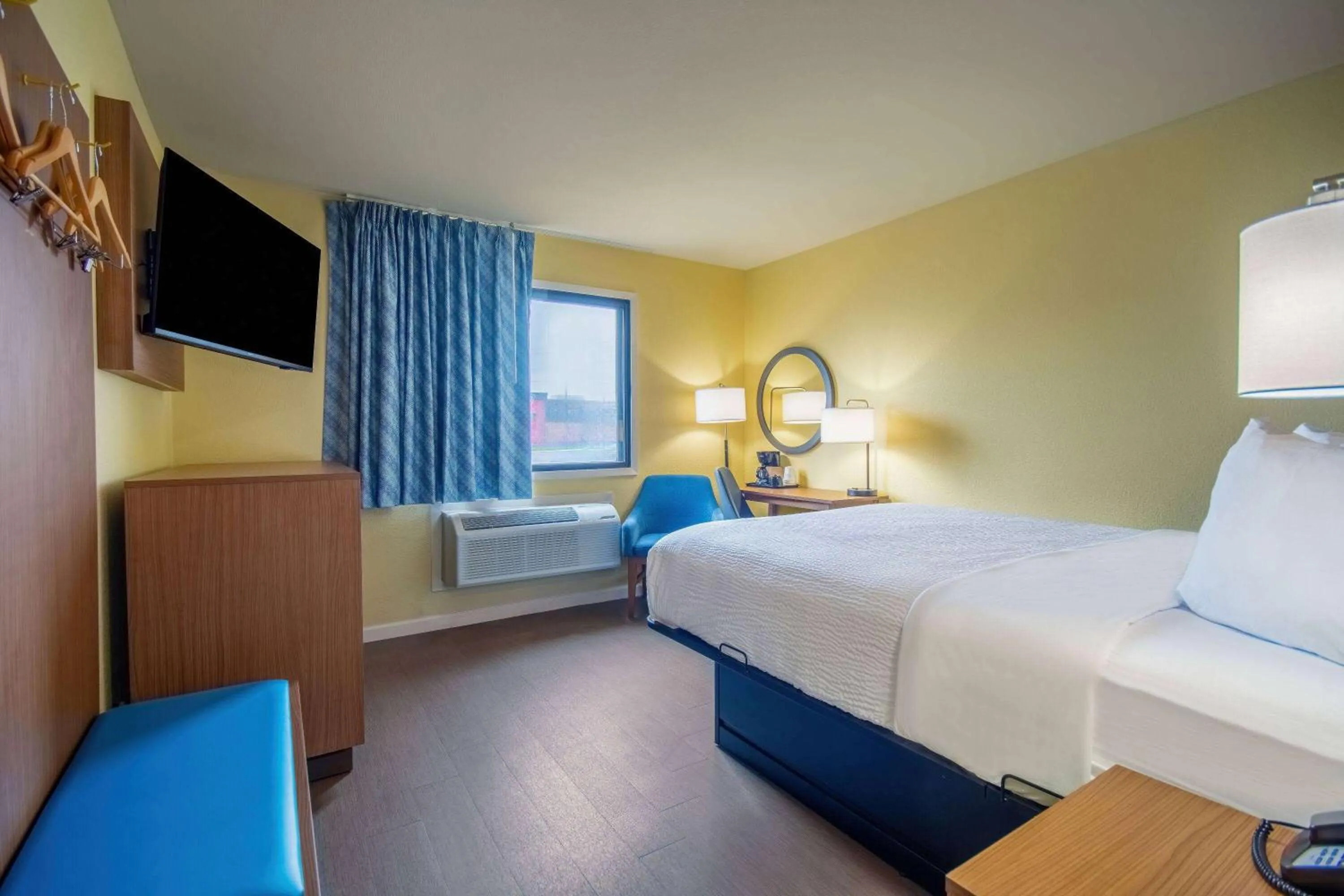 Photo of the whole room, Bed in Days Inn & Suites by Wyndham Waterloo
