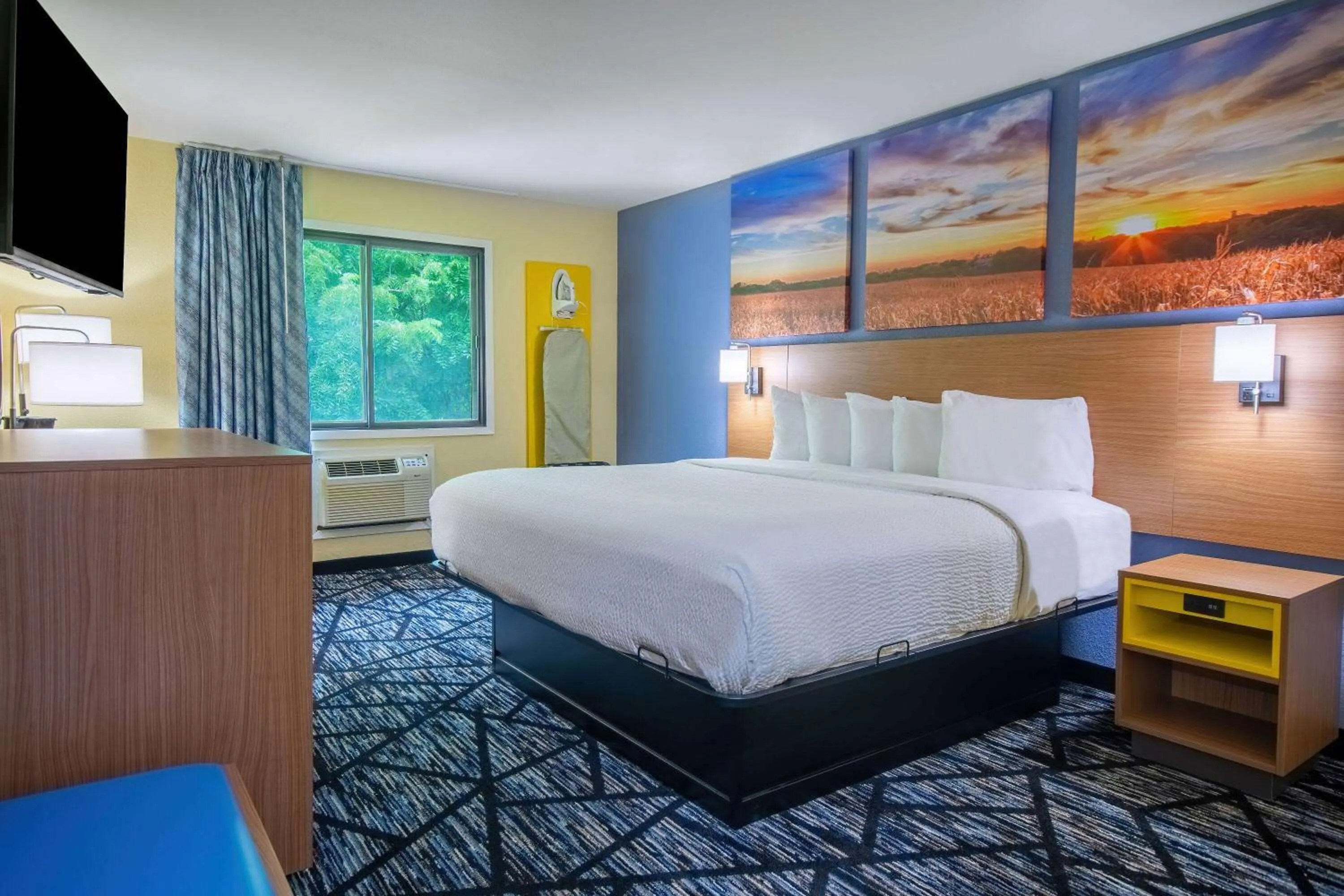 Photo of the whole room, Bed in Days Inn & Suites by Wyndham Waterloo