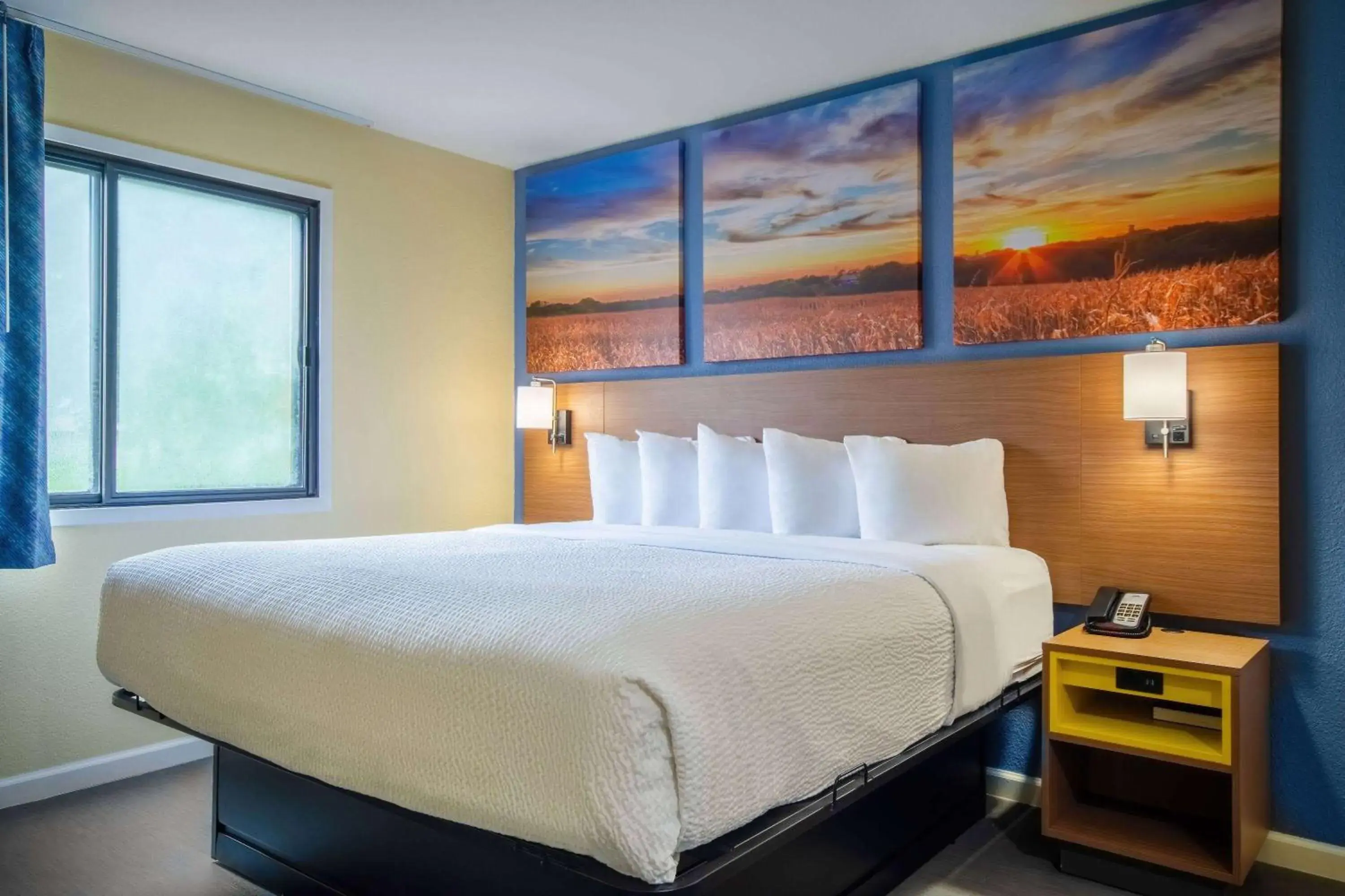 Business King Room - Non-Smoking in Days Inn & Suites by Wyndham Waterloo Business King Room - Non-Smoking in Days Inn & Suites by Wyndham Waterloo