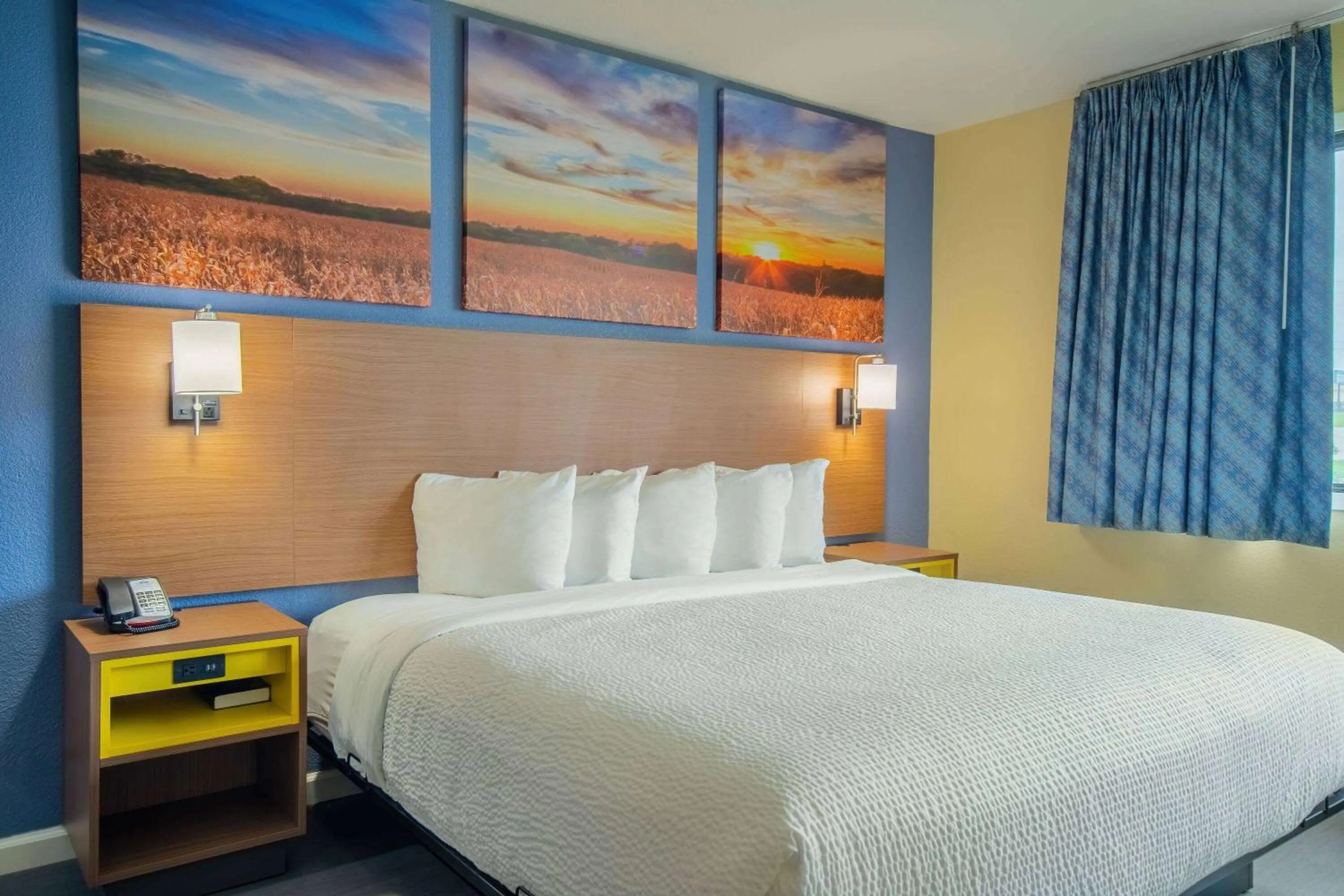 Photo of the whole room, Bed in Days Inn & Suites by Wyndham Waterloo