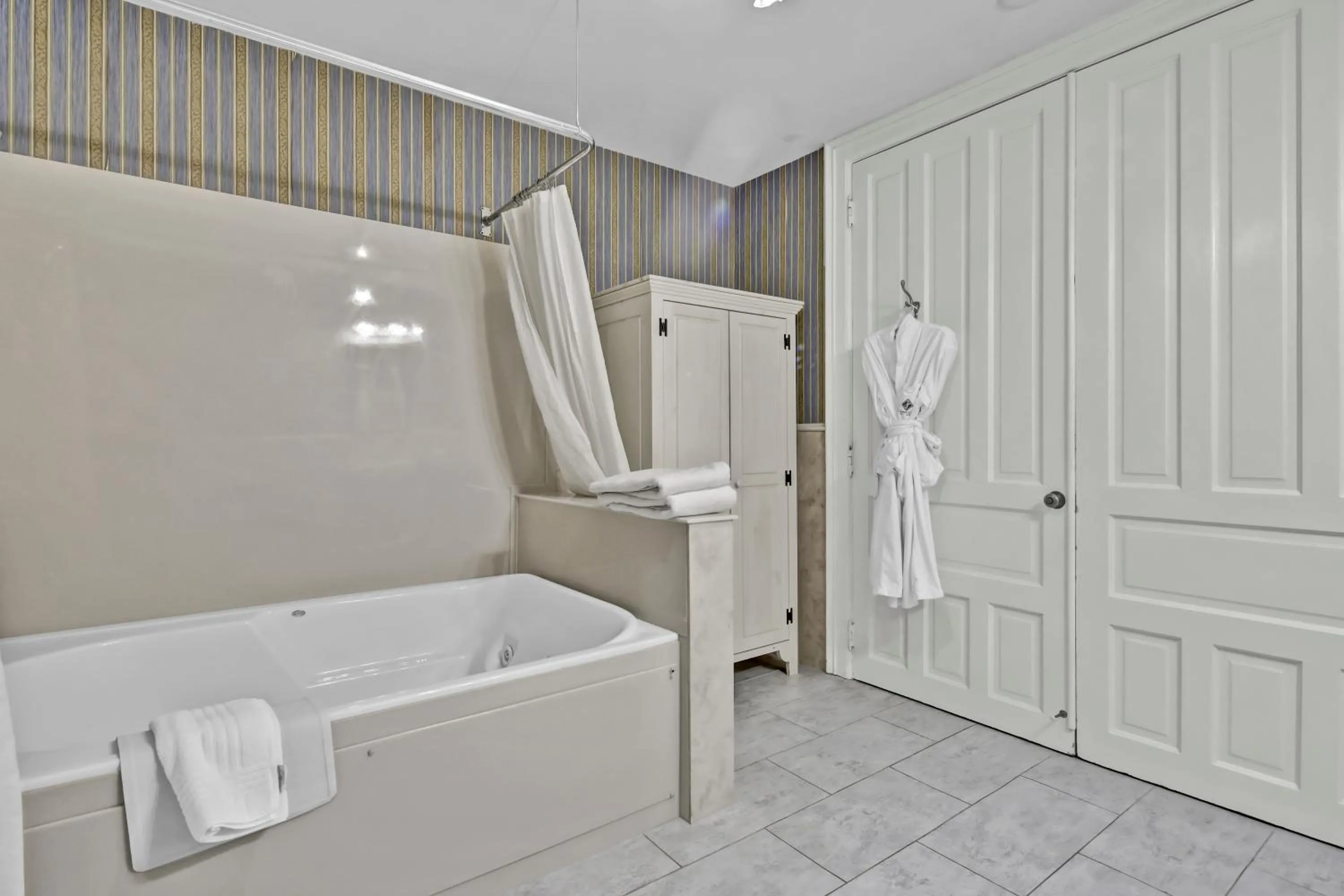 Bathroom, Bed in St James Hotel