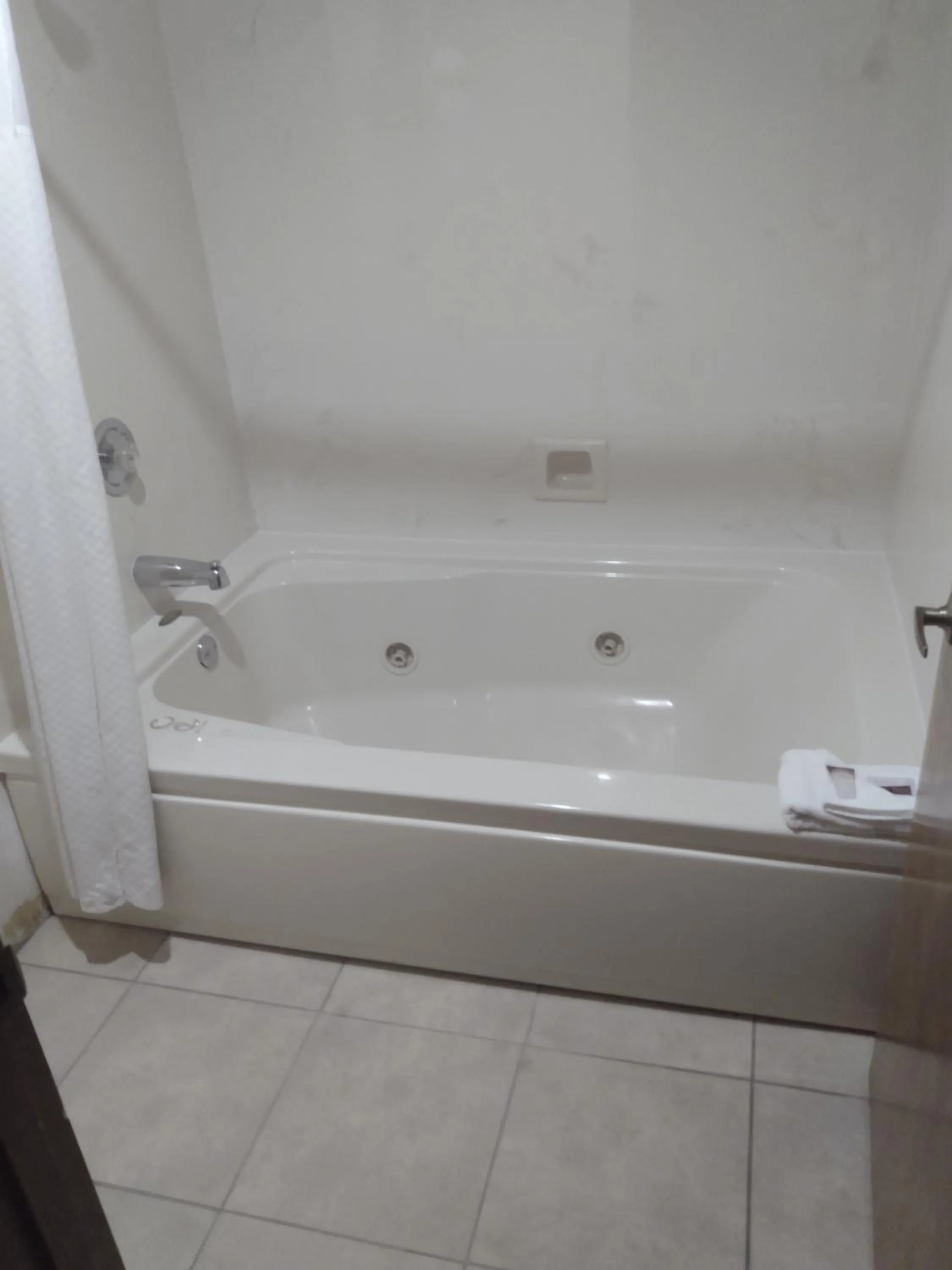 Hot Tub in Howard Johnson by Wyndham Roseburg