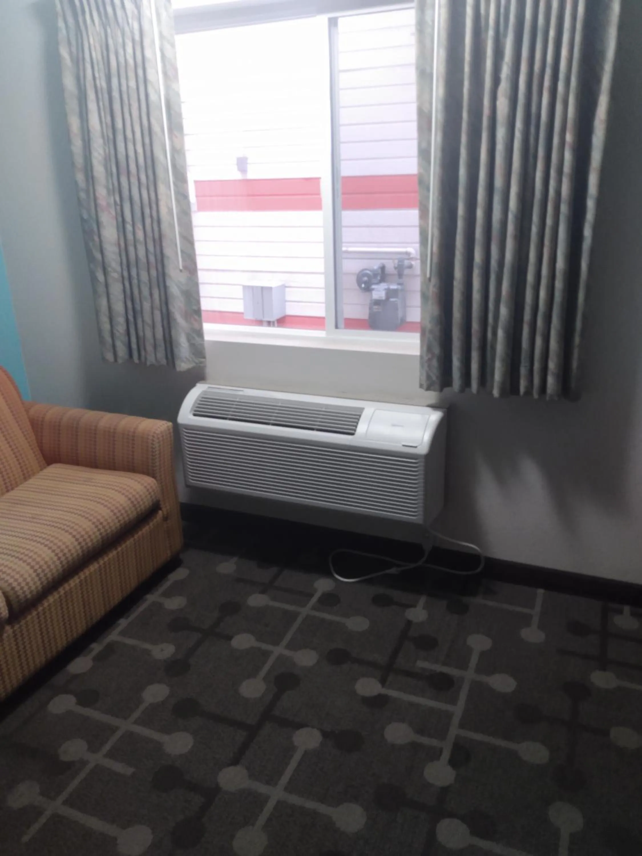Seating area in Howard Johnson by Wyndham Roseburg