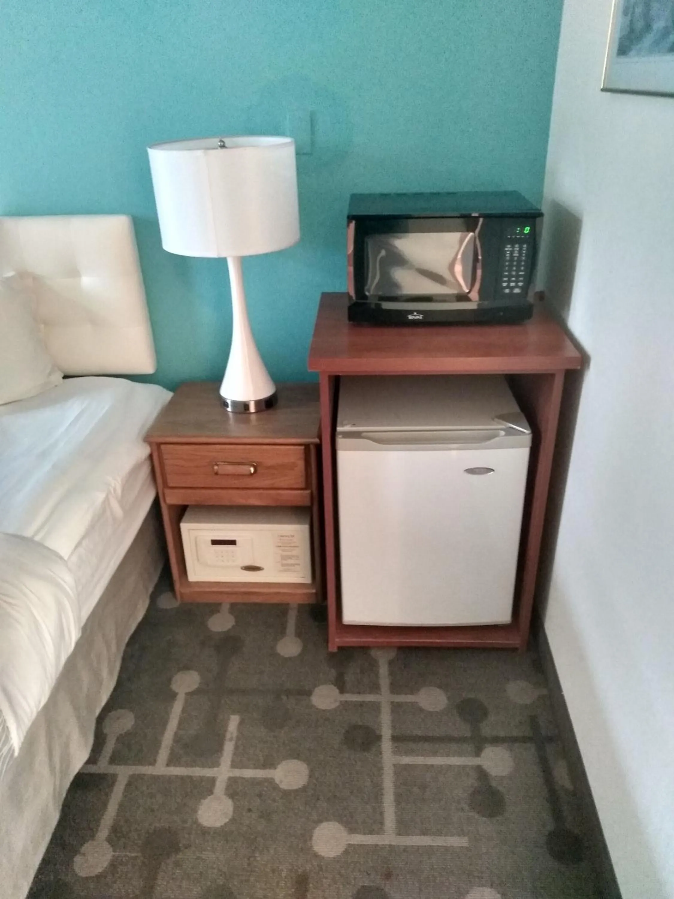 minibar, Bed in Howard Johnson by Wyndham Roseburg