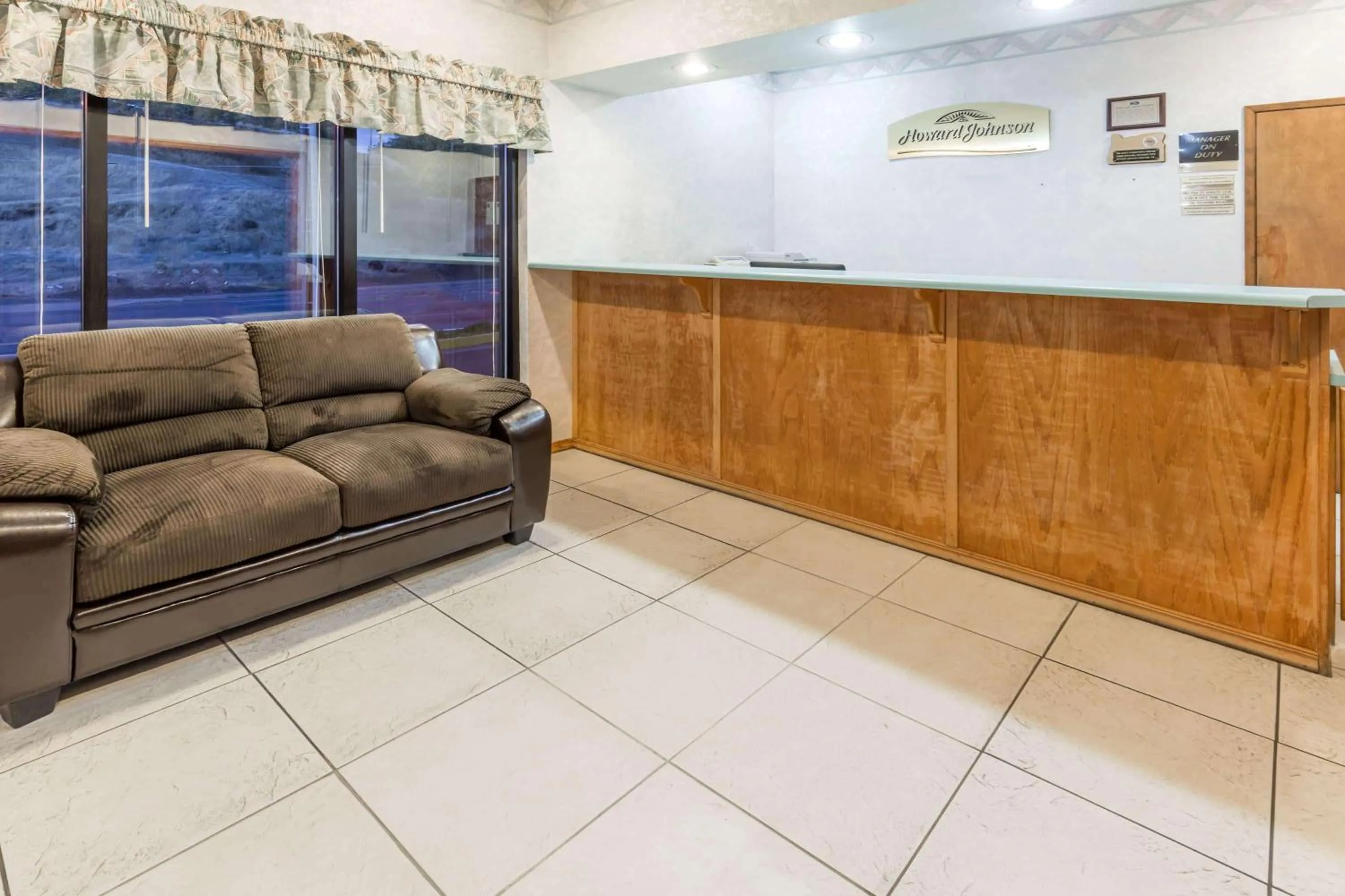 Lobby or reception in Howard Johnson by Wyndham Roseburg