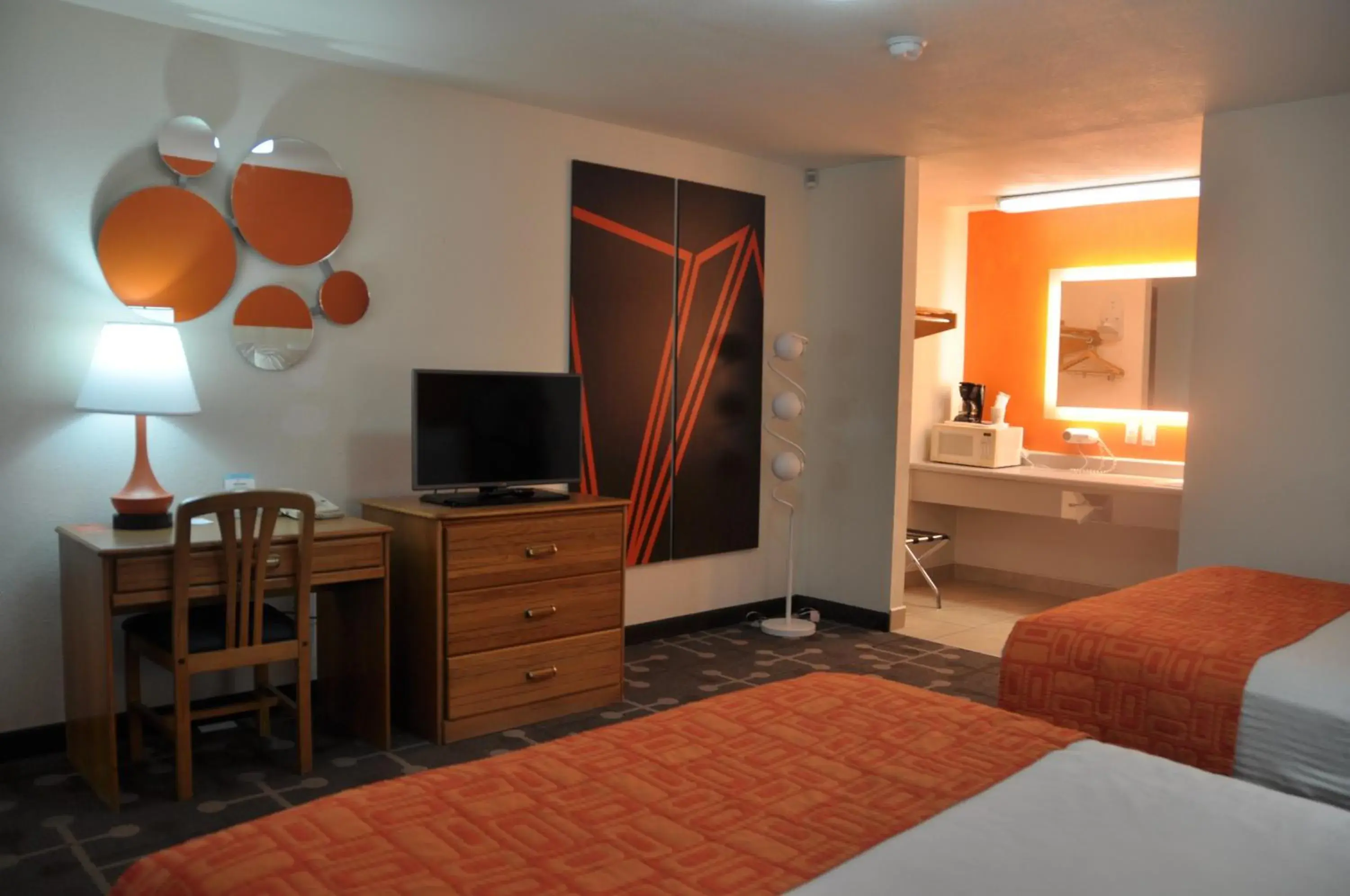 Evening entertainment, Bed in Howard Johnson by Wyndham Roseburg Evening entertainment, Bed in Howard Johnson by Wyndham Roseburg