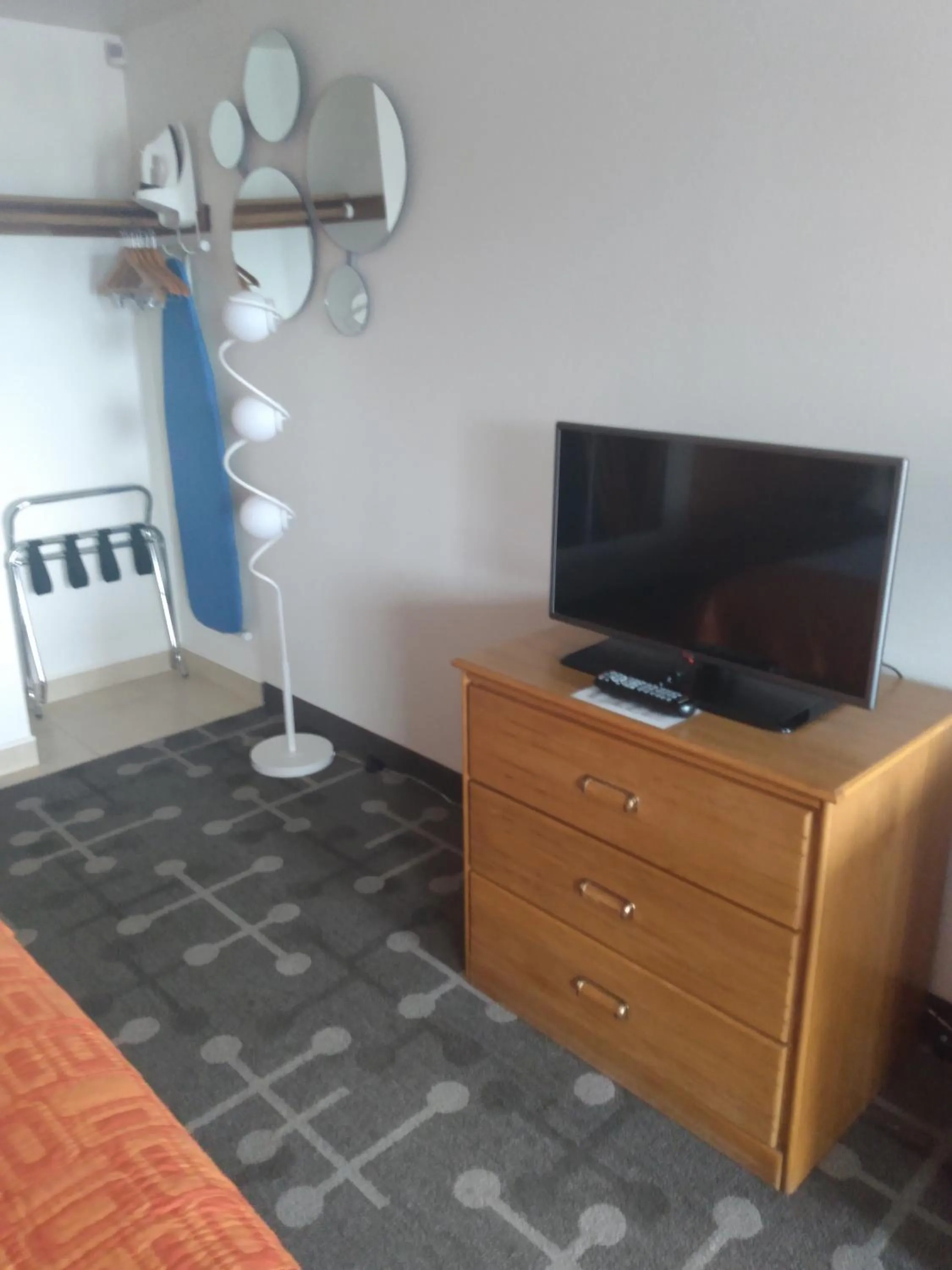 TV and multimedia in Howard Johnson by Wyndham Roseburg