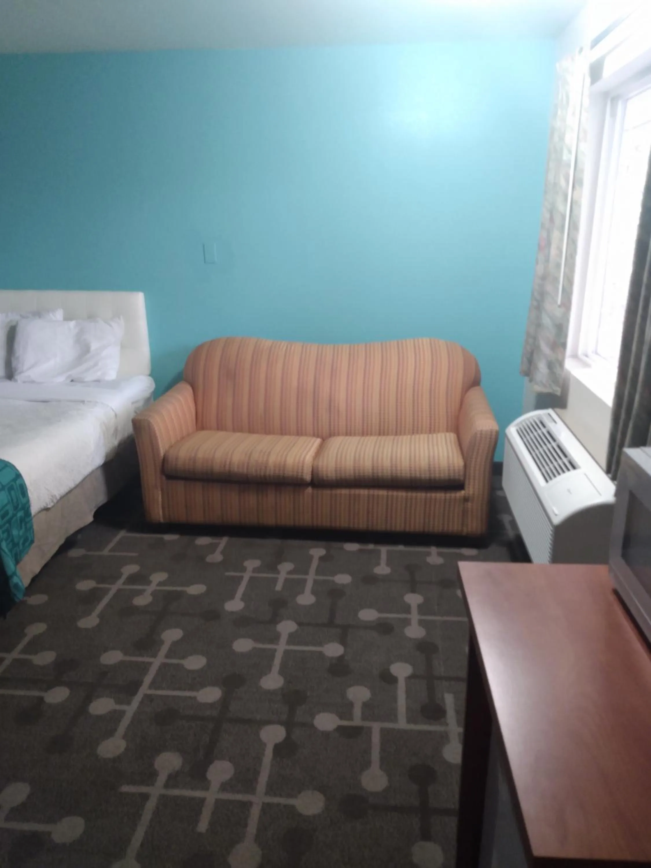 Seating area, Bed in Howard Johnson by Wyndham Roseburg