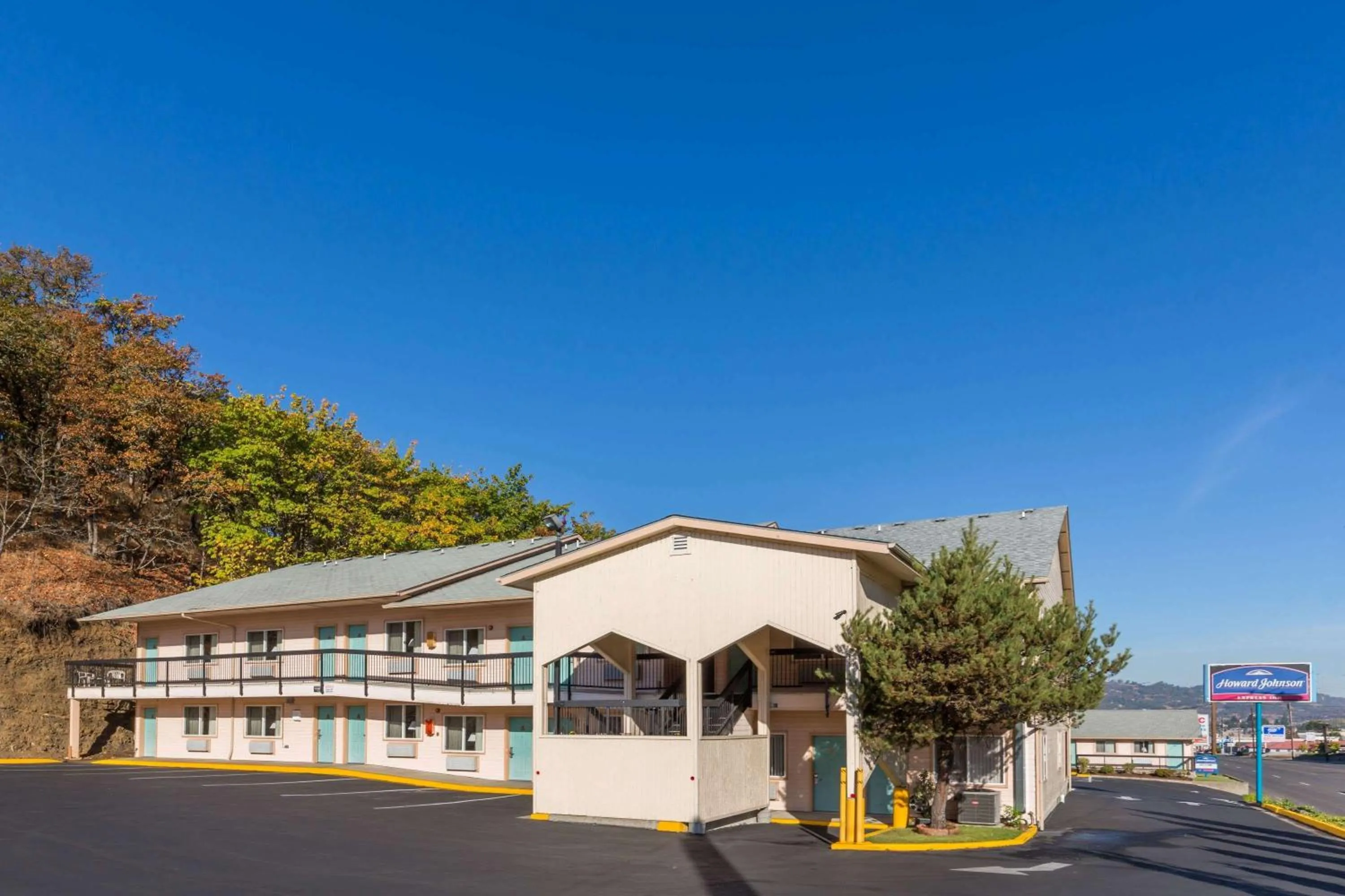 Property building in Howard Johnson by Wyndham Roseburg