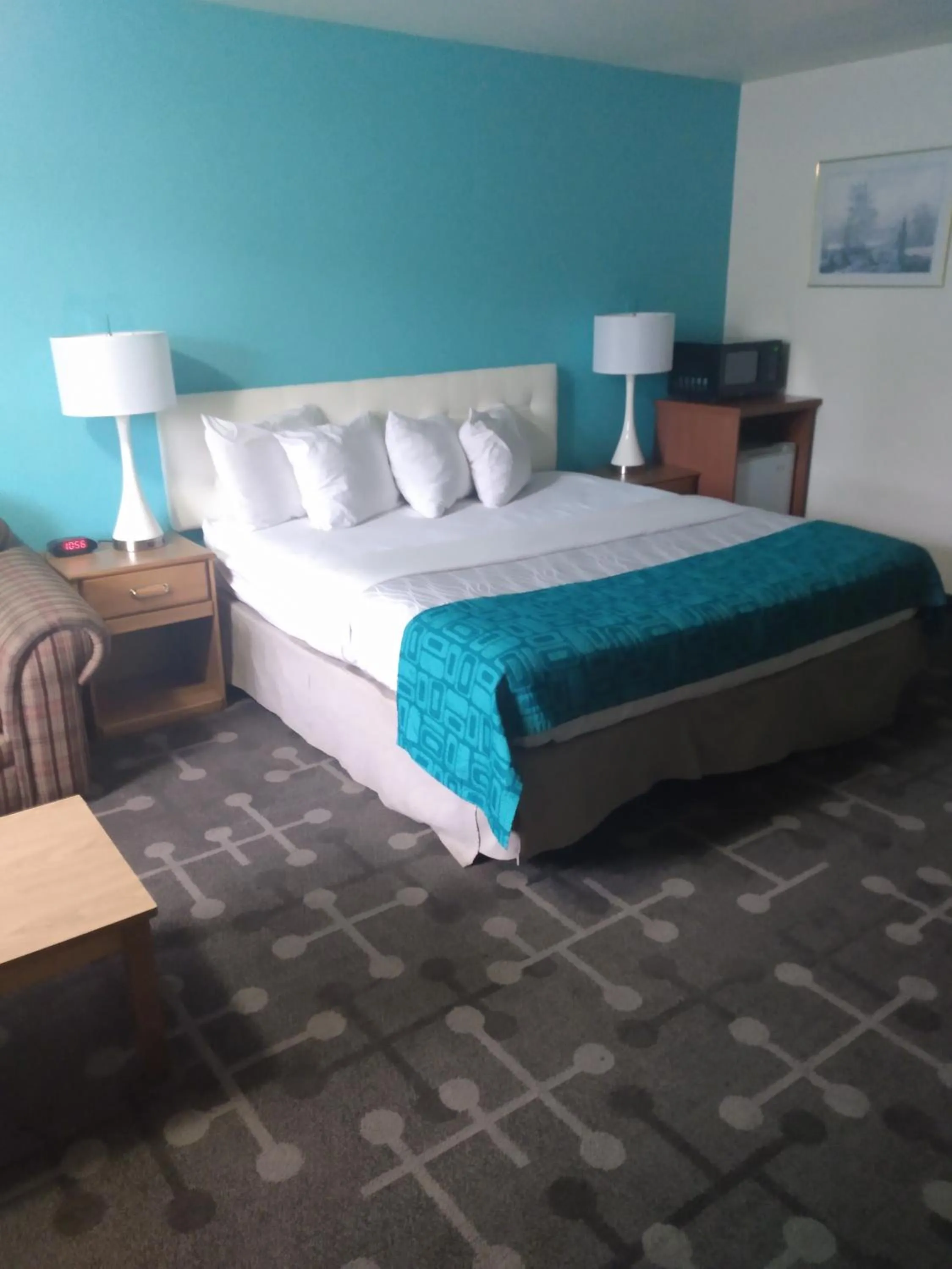 Bedroom, Bed in Howard Johnson by Wyndham Roseburg