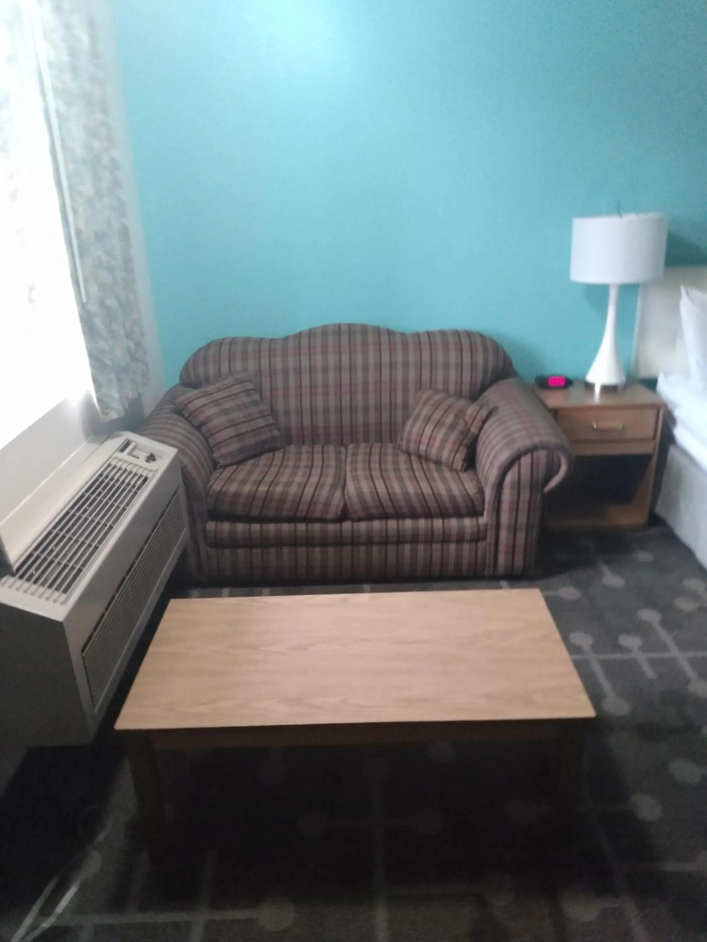 Seating area in Howard Johnson by Wyndham Roseburg