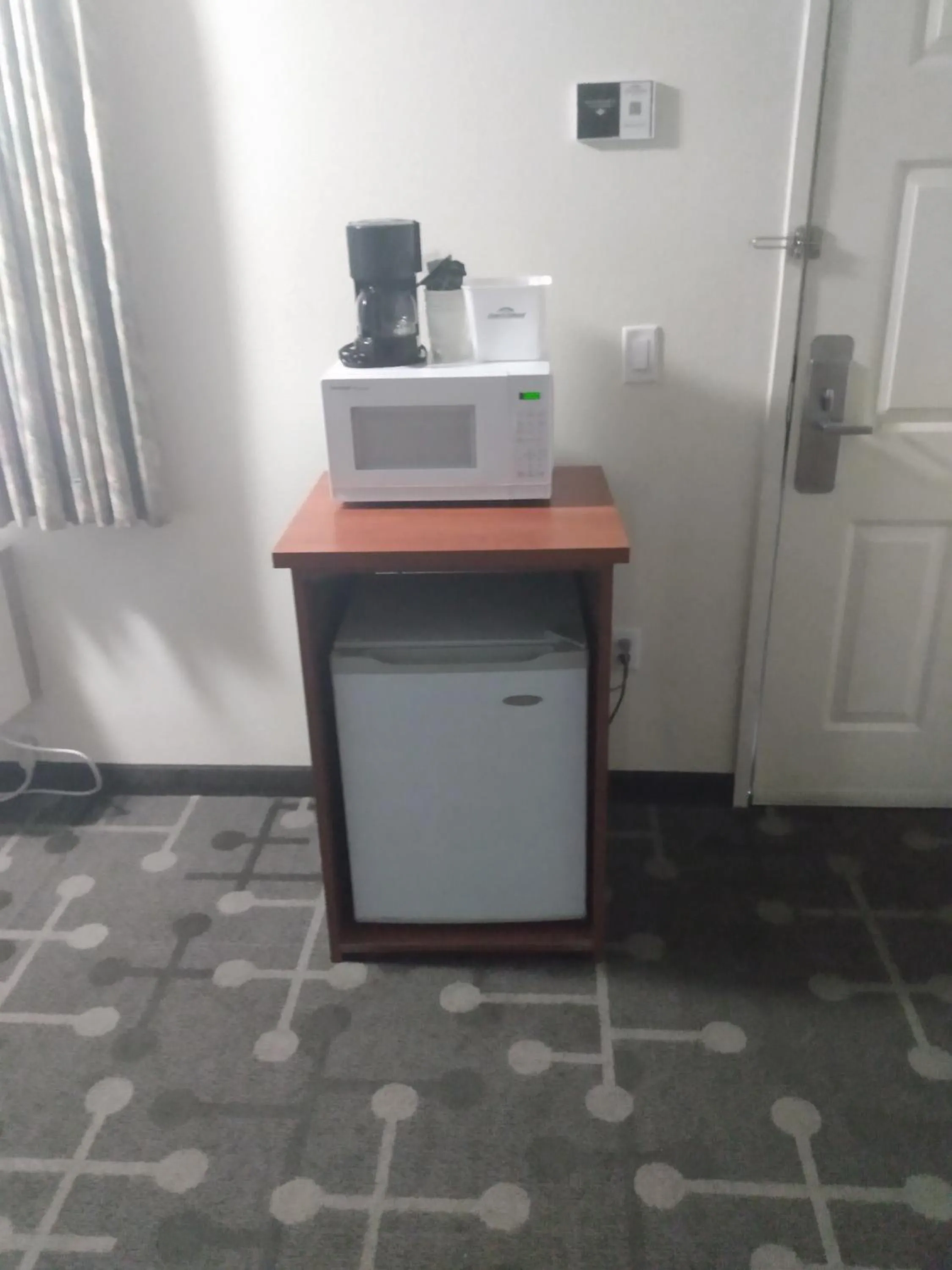 minibar in Howard Johnson by Wyndham Roseburg