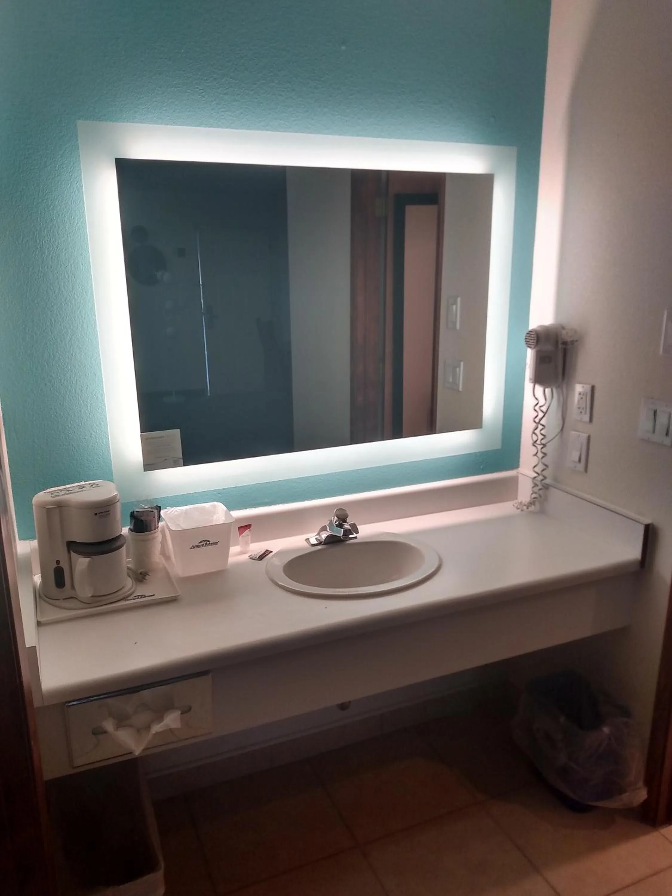 Bathroom in Howard Johnson by Wyndham Roseburg