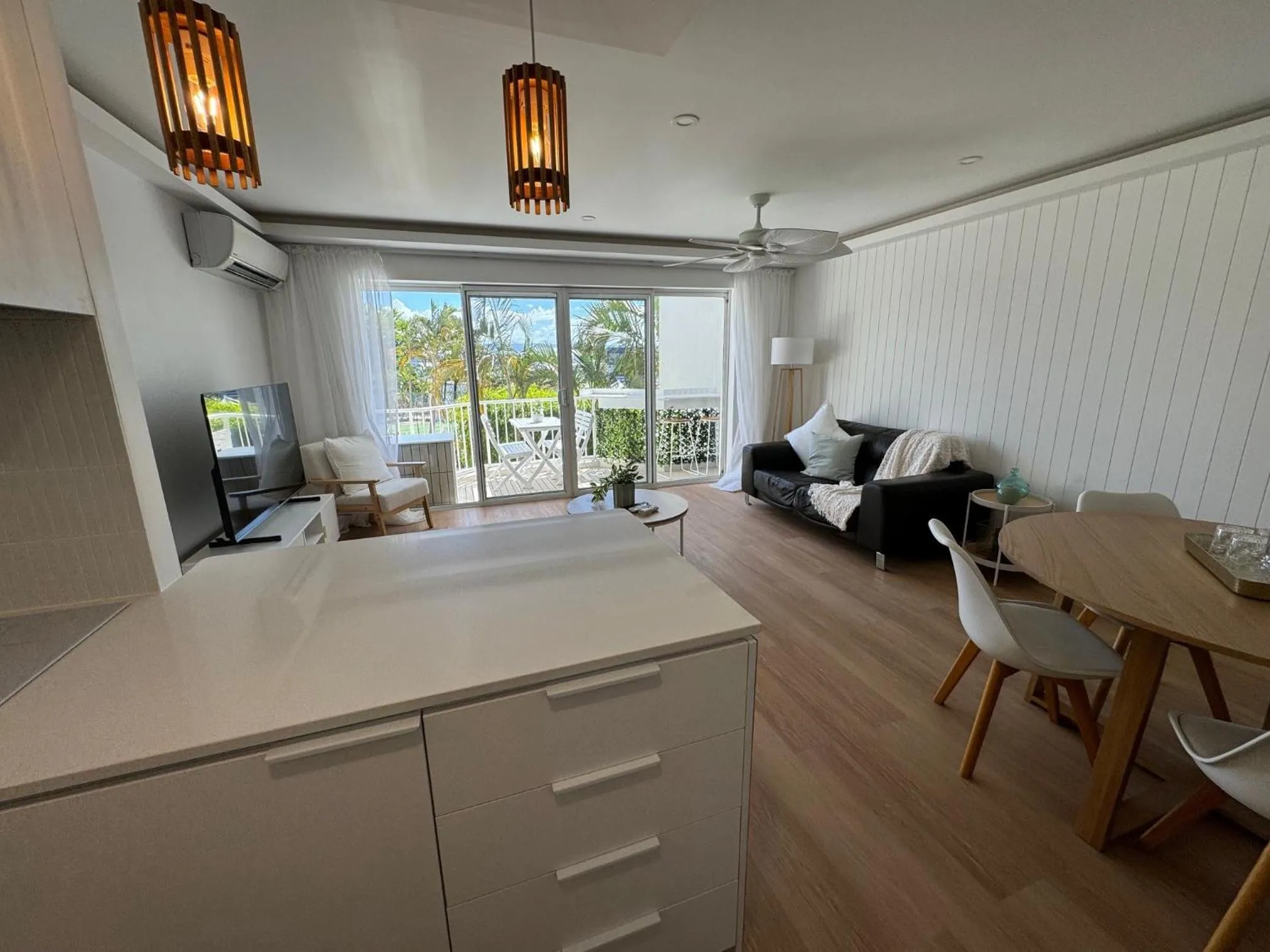 Kitchen or kitchenette in Pelican Cove Waterfront Apartment