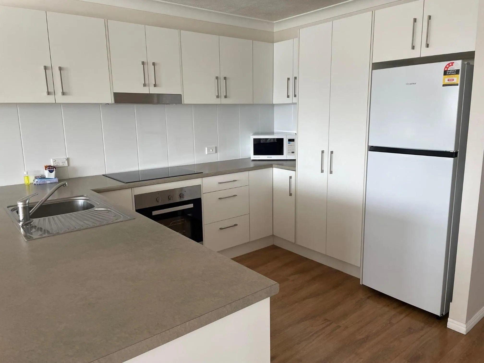 Kitchen or kitchenette in Pelican Cove Waterfront Apartment