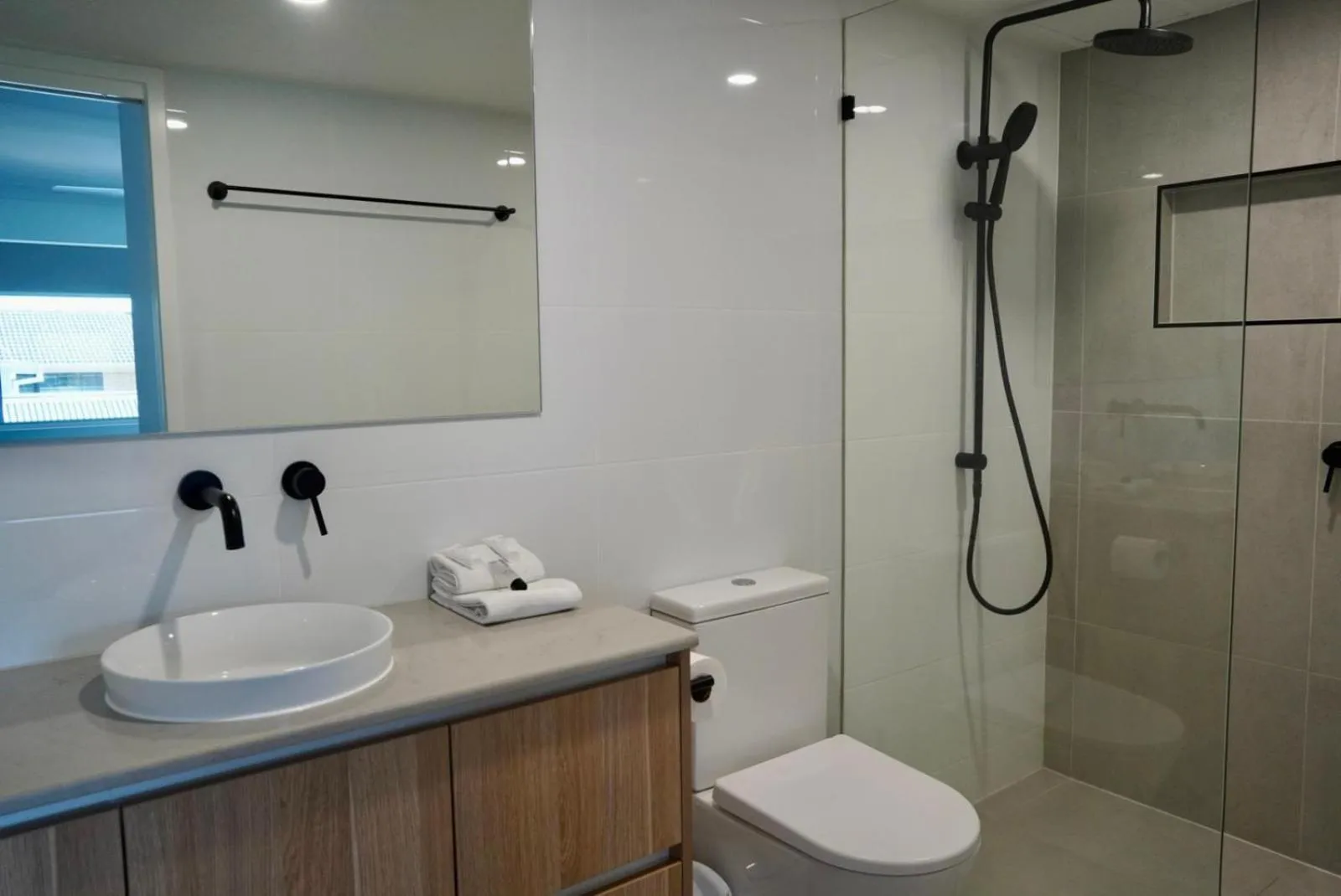 Pelican Cove Waterfront Apartment