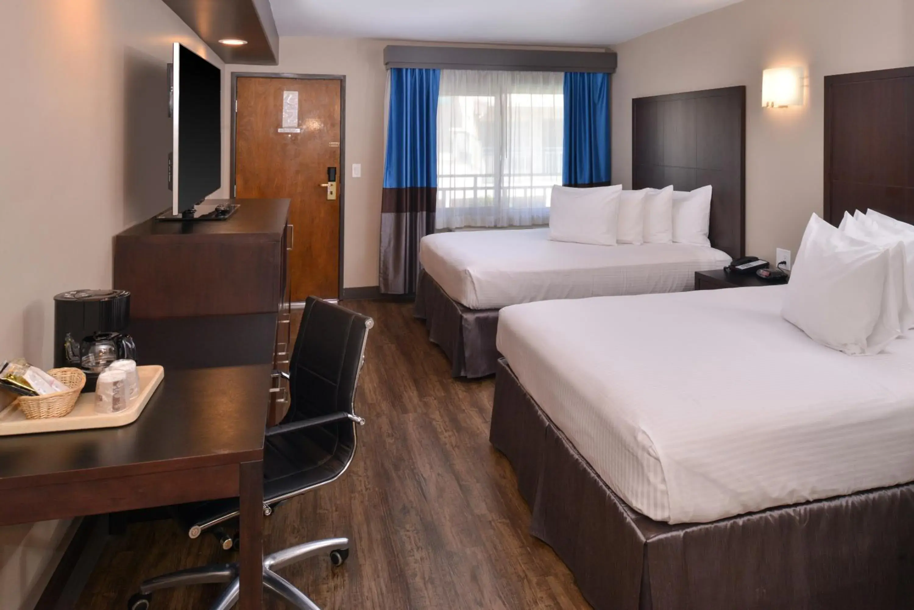 Photo of the whole room, Bed in Tarzana Inn Photo of the whole room, Bed in Tarzana Inn