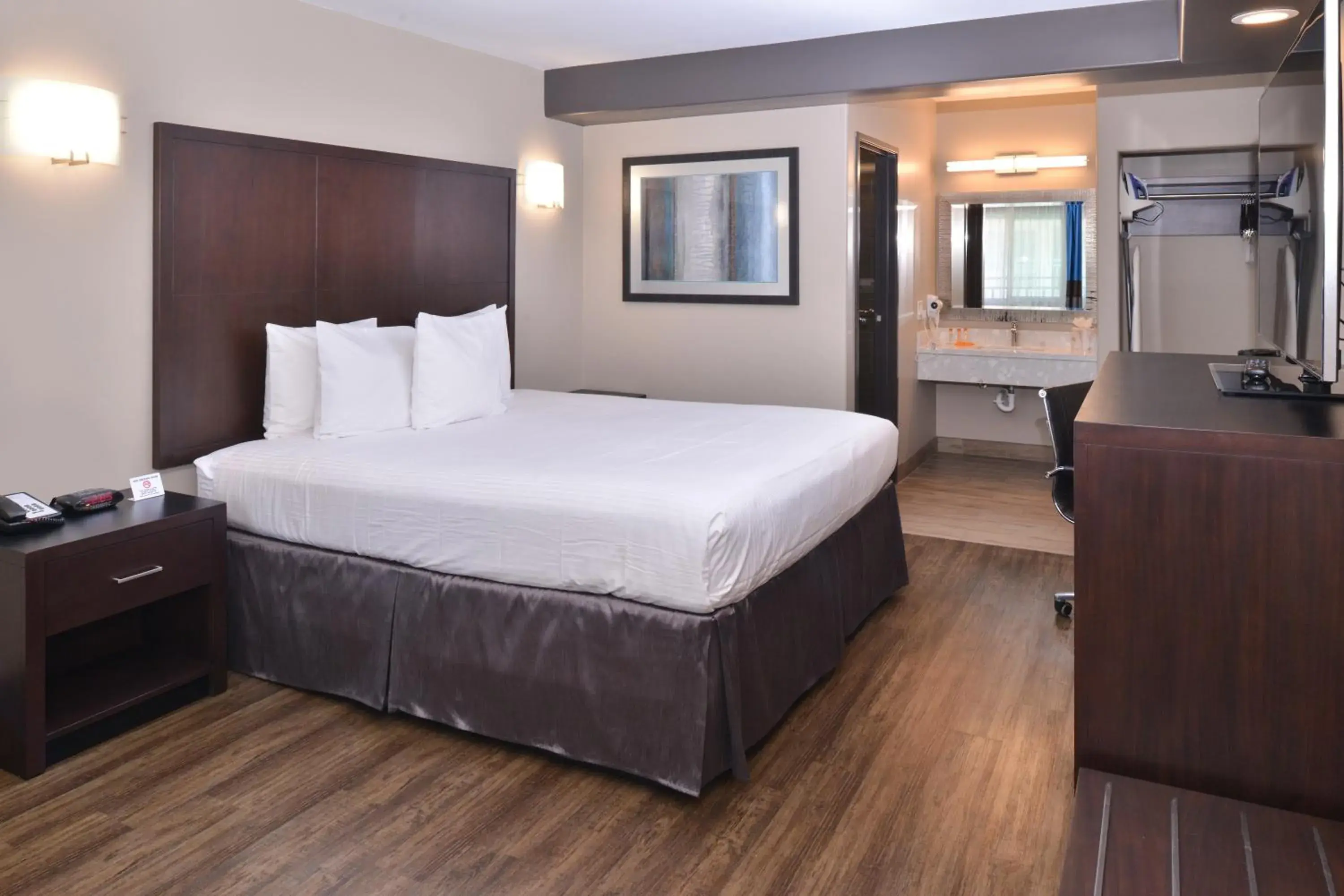 Bed in Tarzana Inn Bed in Tarzana Inn