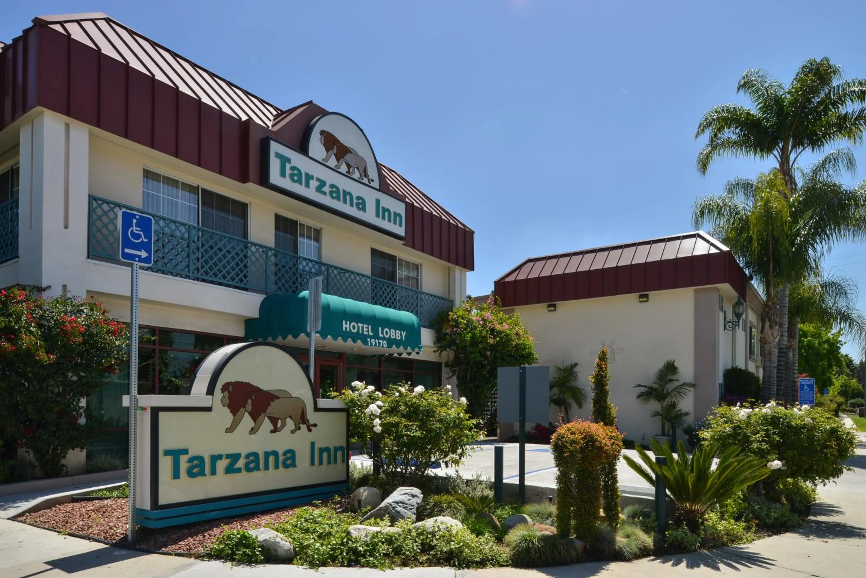 Facade/entrance in Tarzana Inn