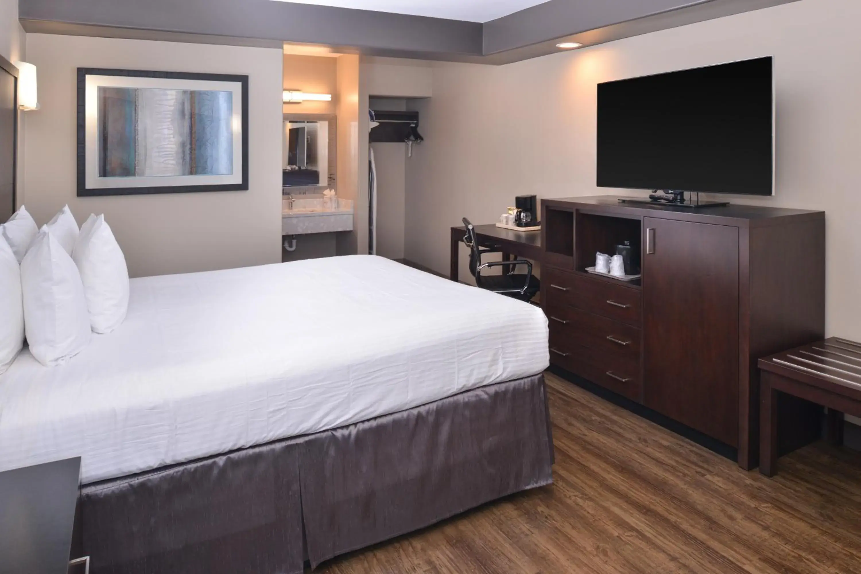 Photo of the whole room, Bed in Tarzana Inn Photo of the whole room, Bed in Tarzana Inn