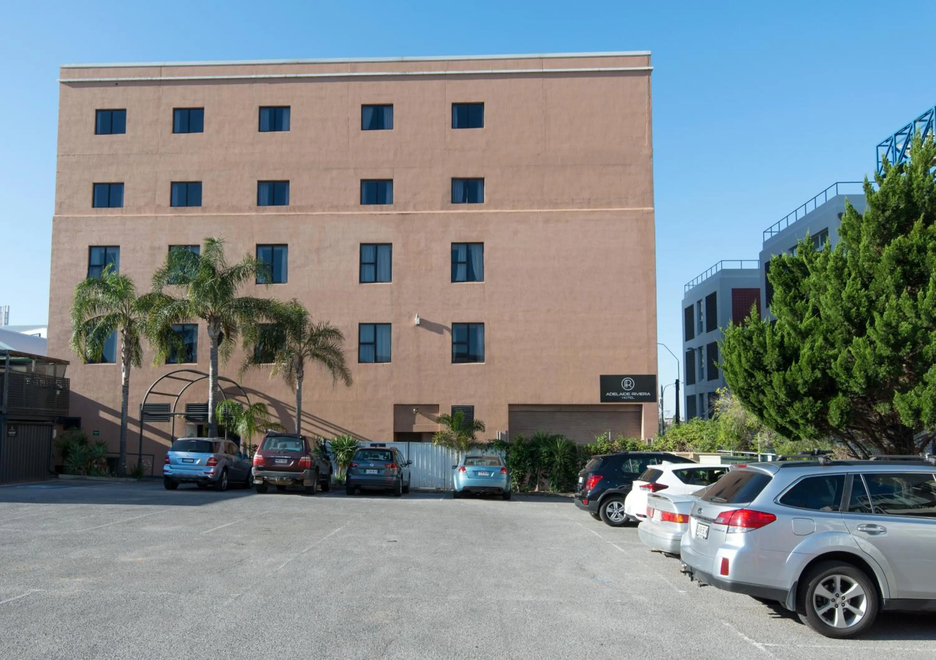 Area and facilities in Adelaide Riviera Hotel