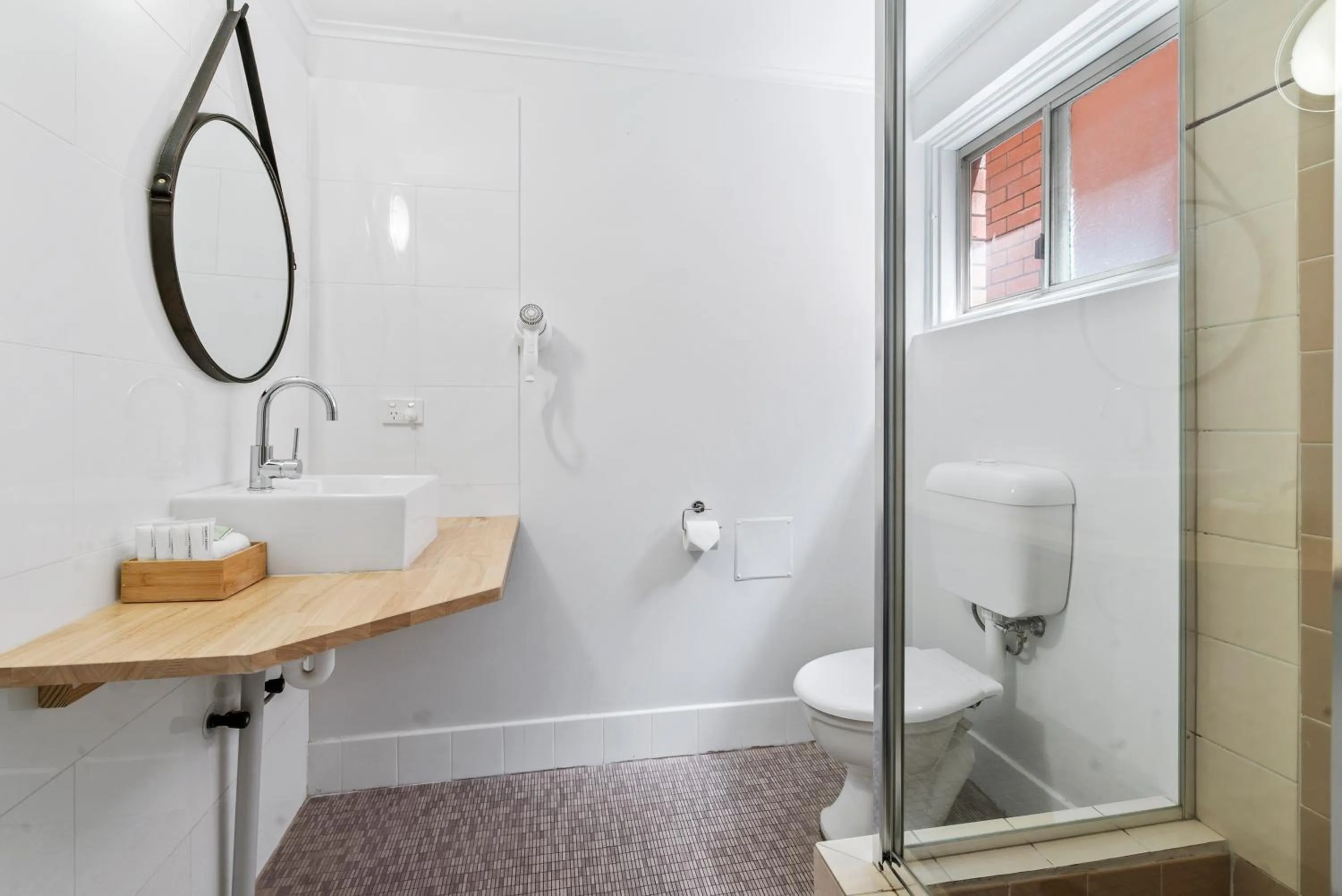 Bathroom in Comfort Inn Commodore Albury