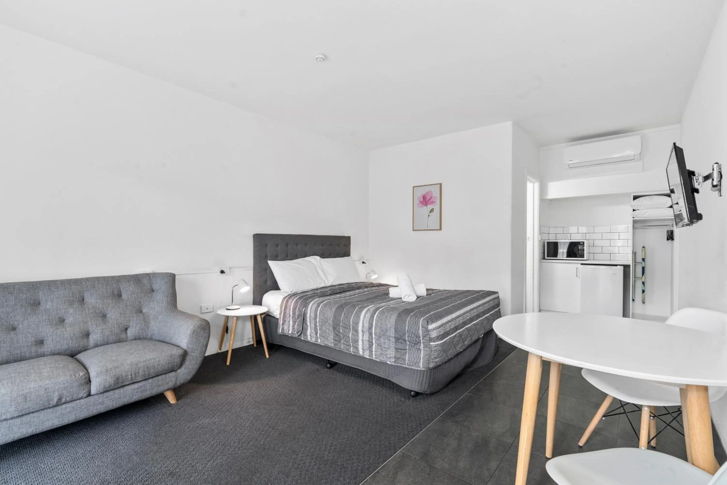 Photo of the whole room, Bed in Comfort Inn Commodore Albury