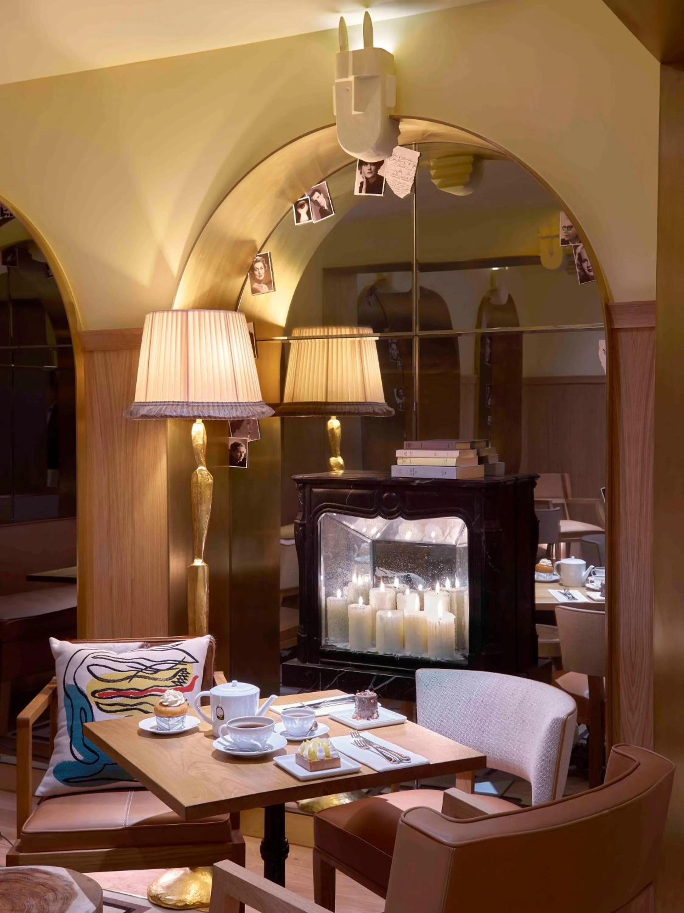 Lounge or bar in 9Confidentiel