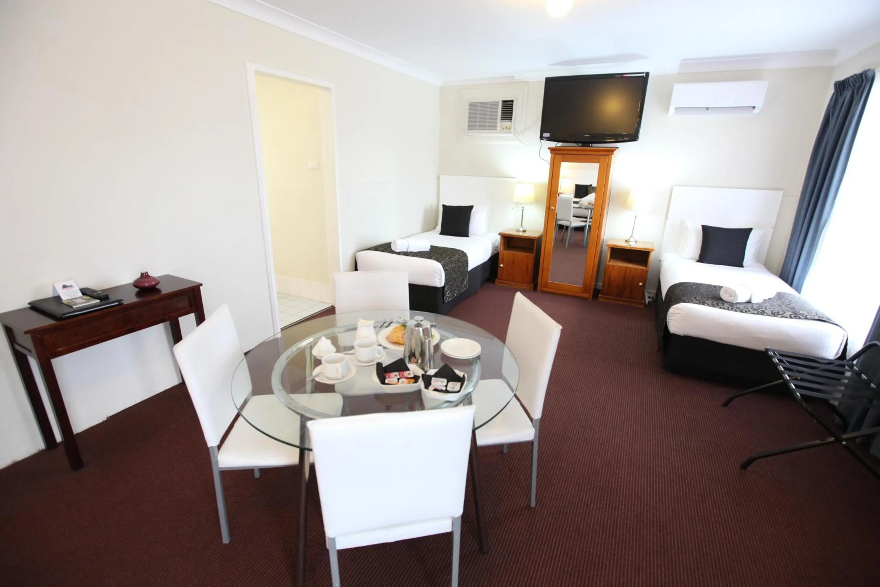 Dining area, Bed in Clare Valley Motel