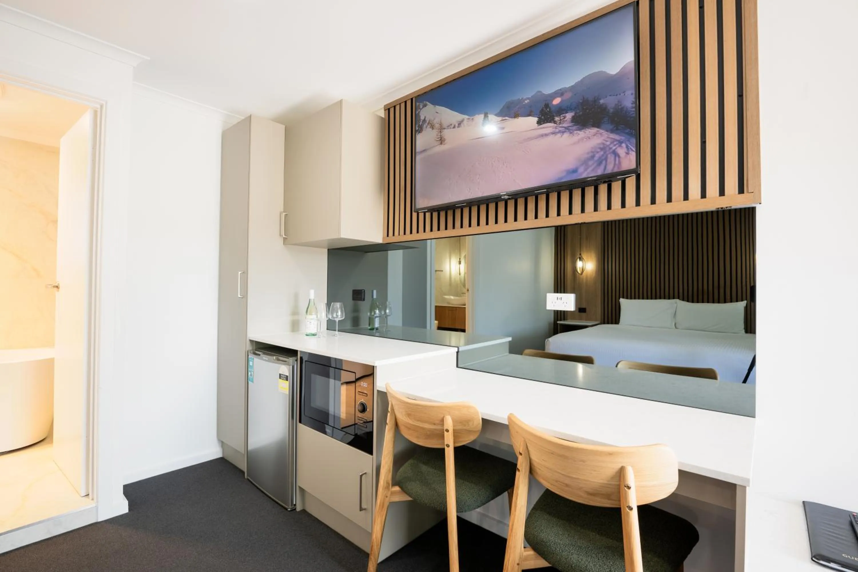 Kitchen or kitchenette, Bed in Clare Valley Motel