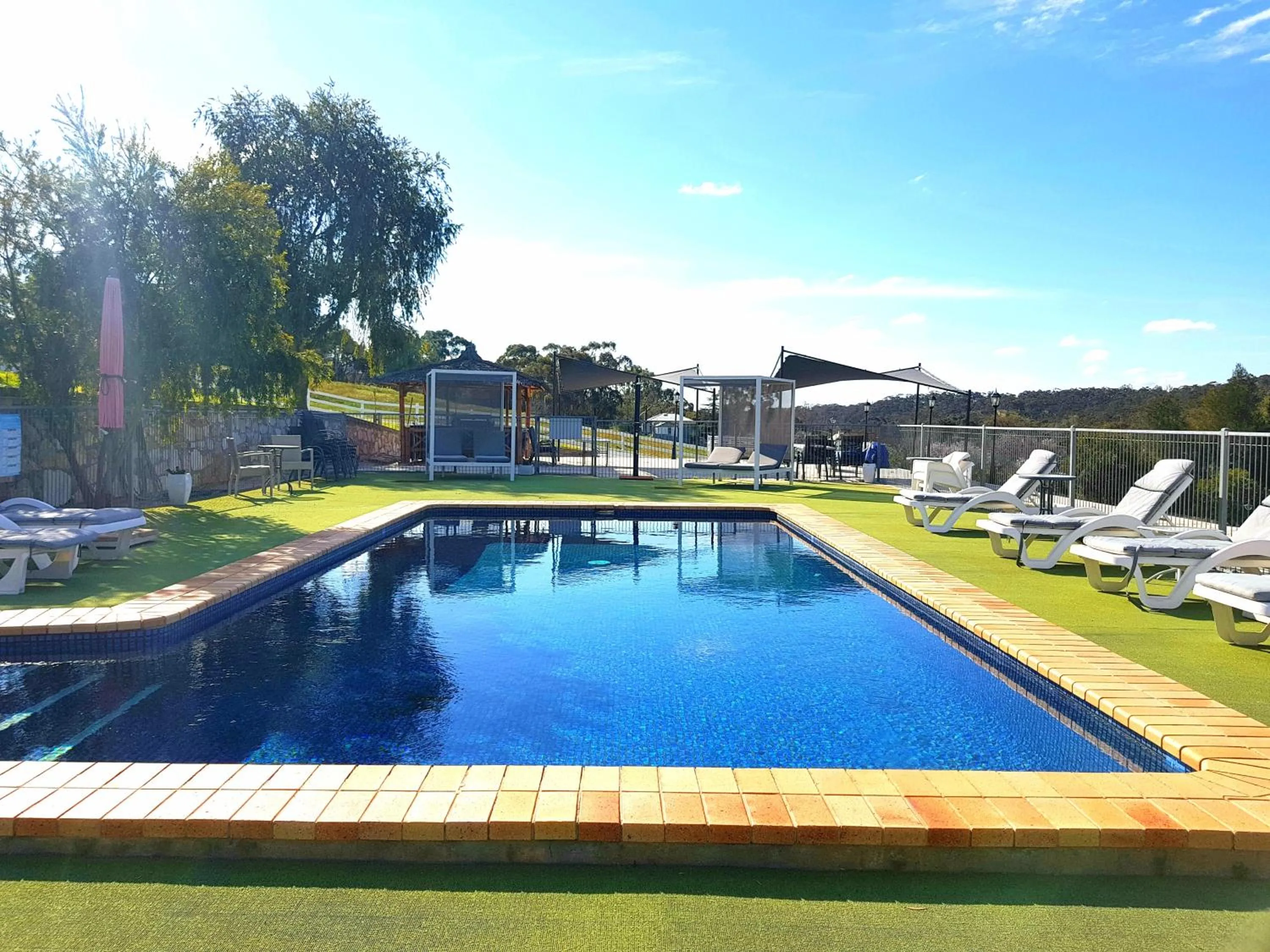 Swimming pool in Clare Valley Motel