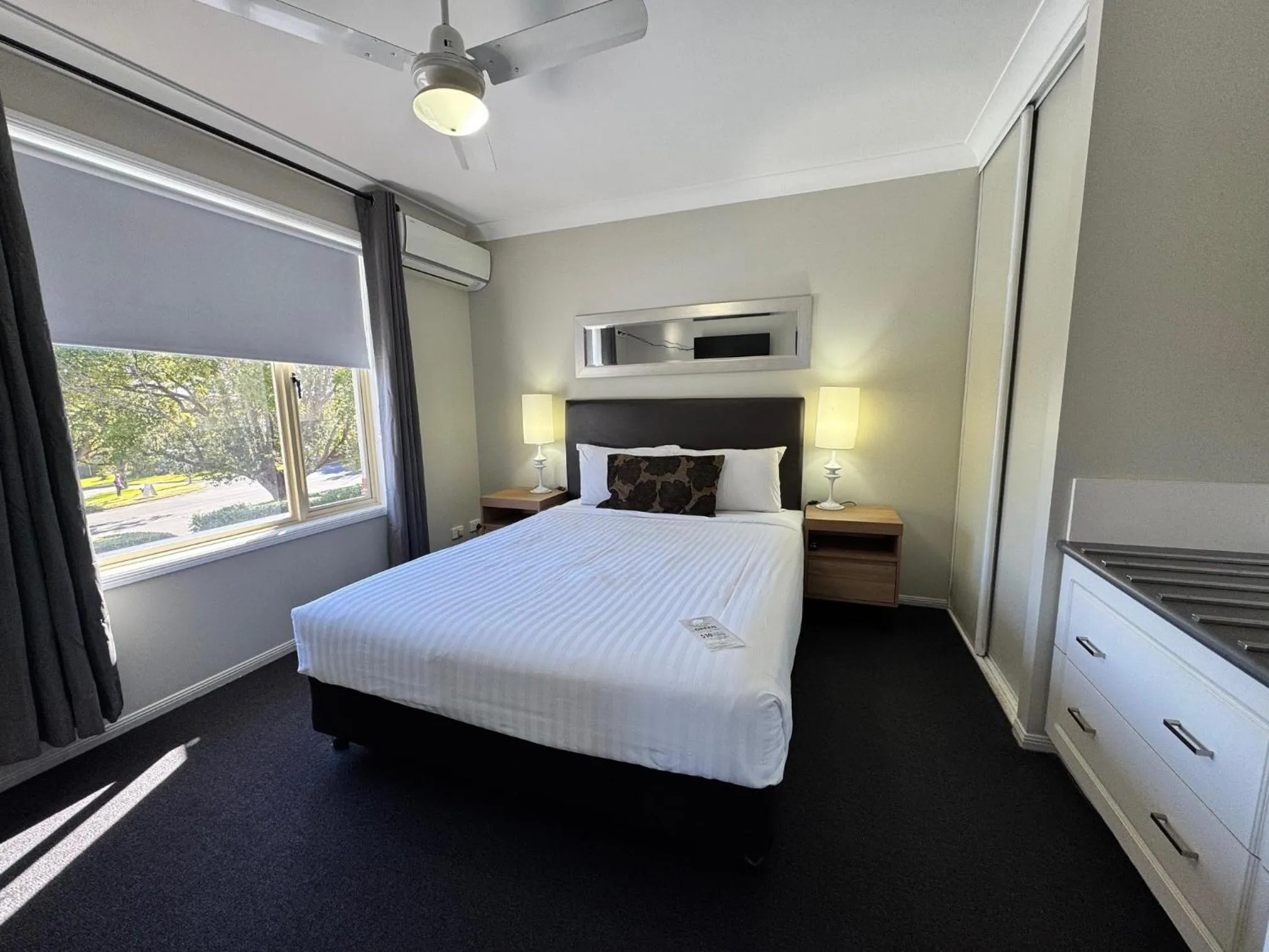 Bedroom, Bed in Ambassador On Ruthven