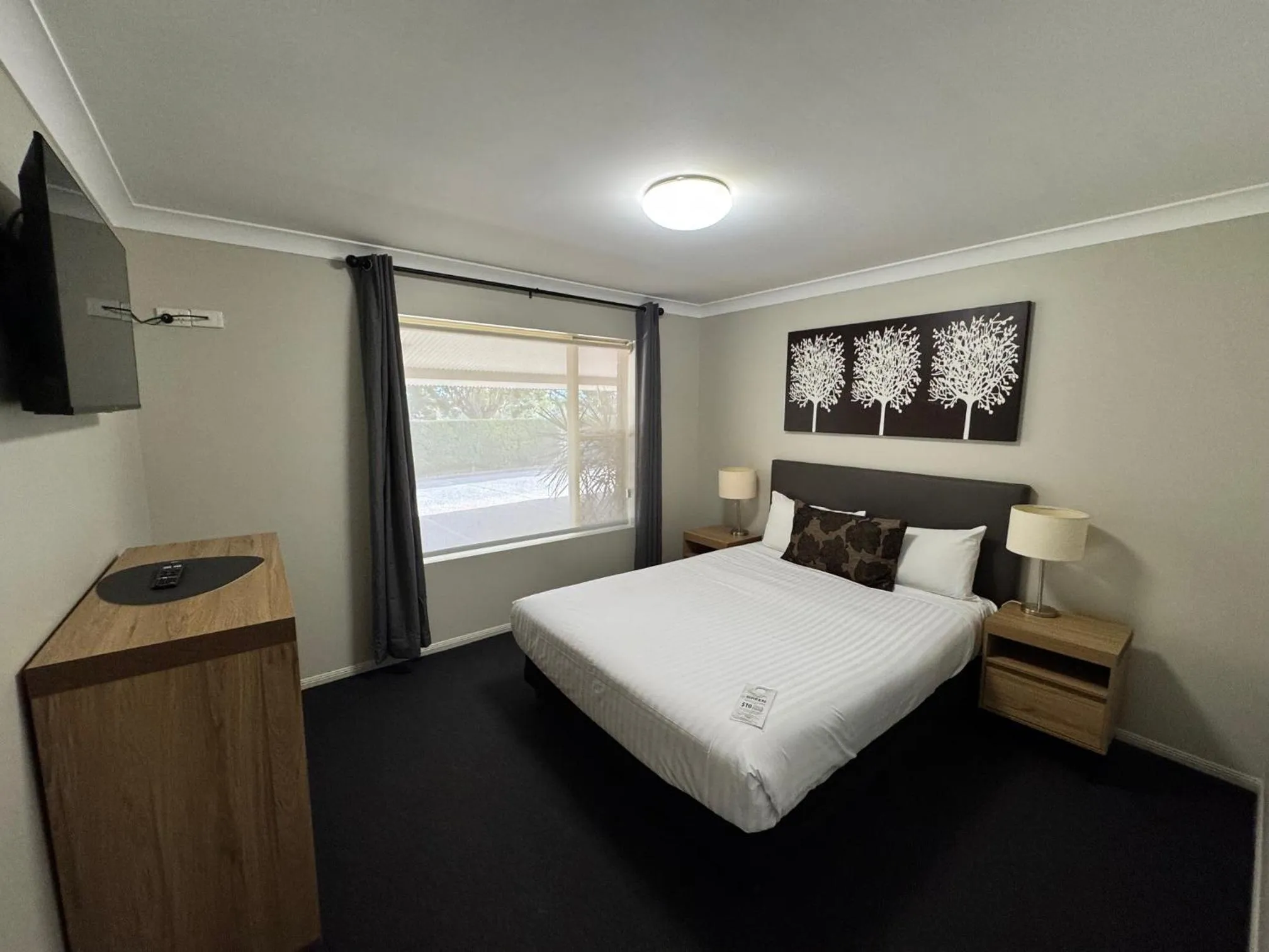 Bedroom, Bed in Ambassador On Ruthven