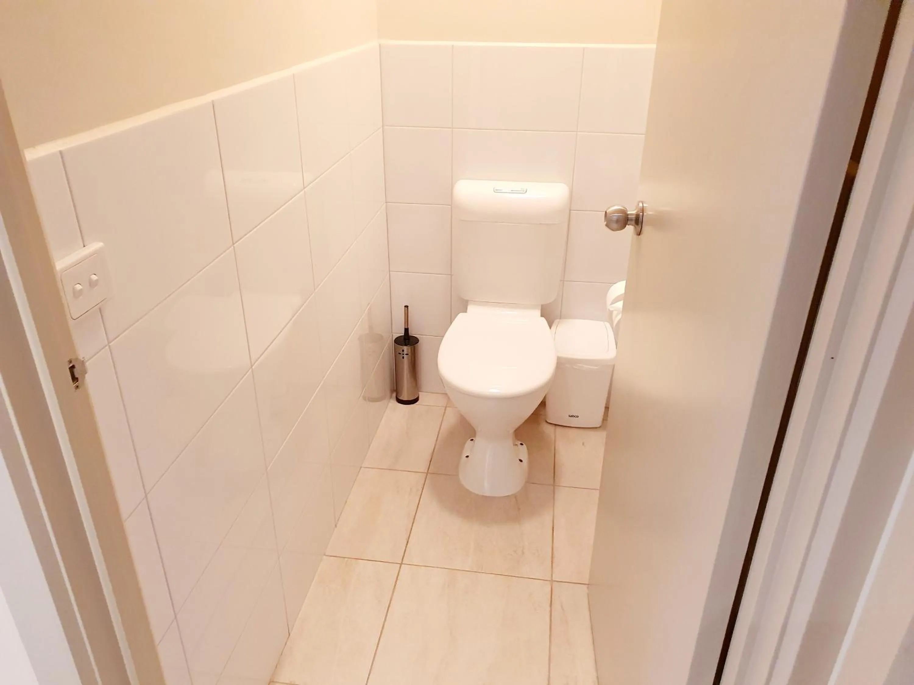 Toilet in Werribee Park Motor Inn