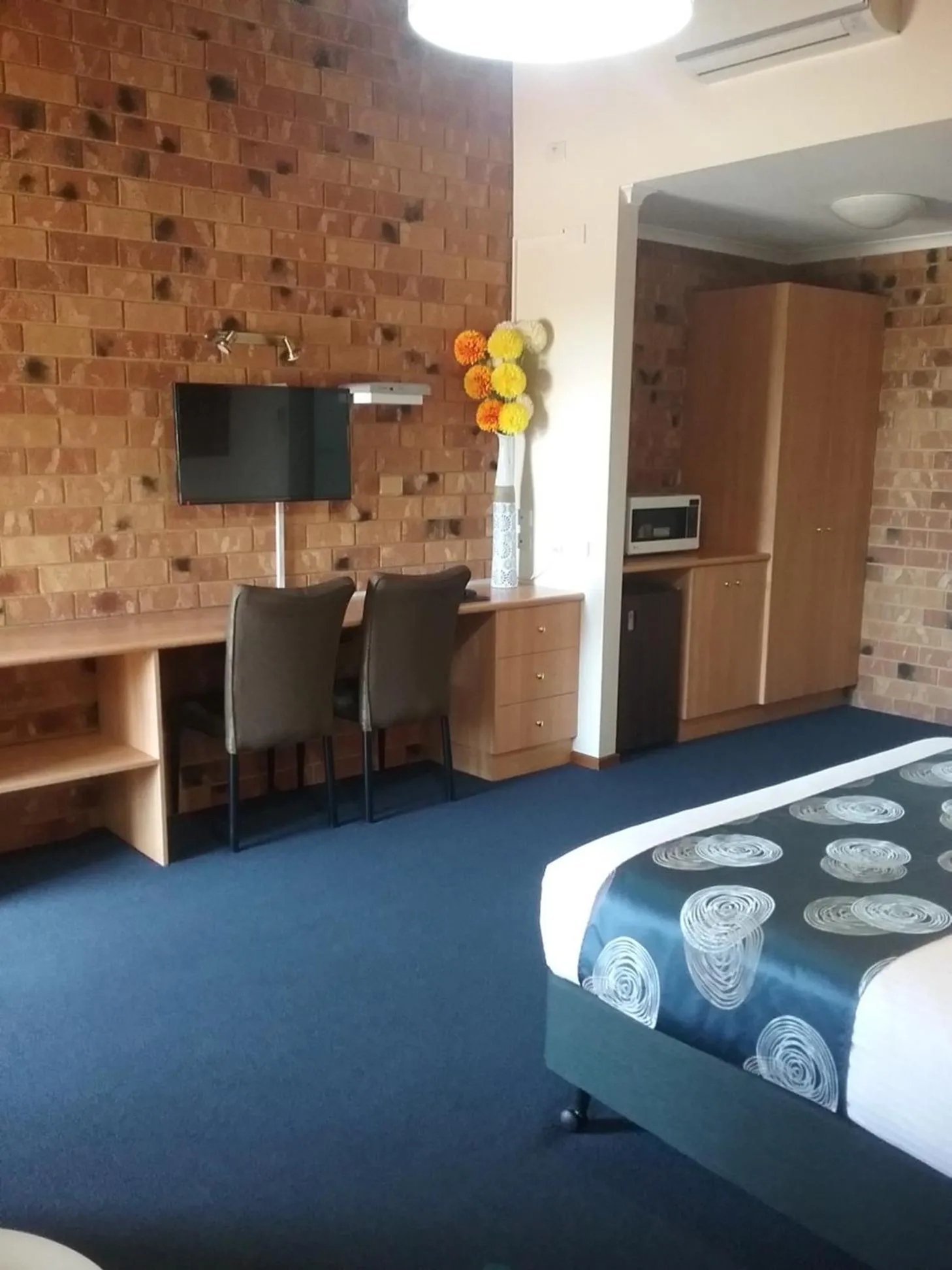 Seating area, Bed in Werribee Park Motor Inn