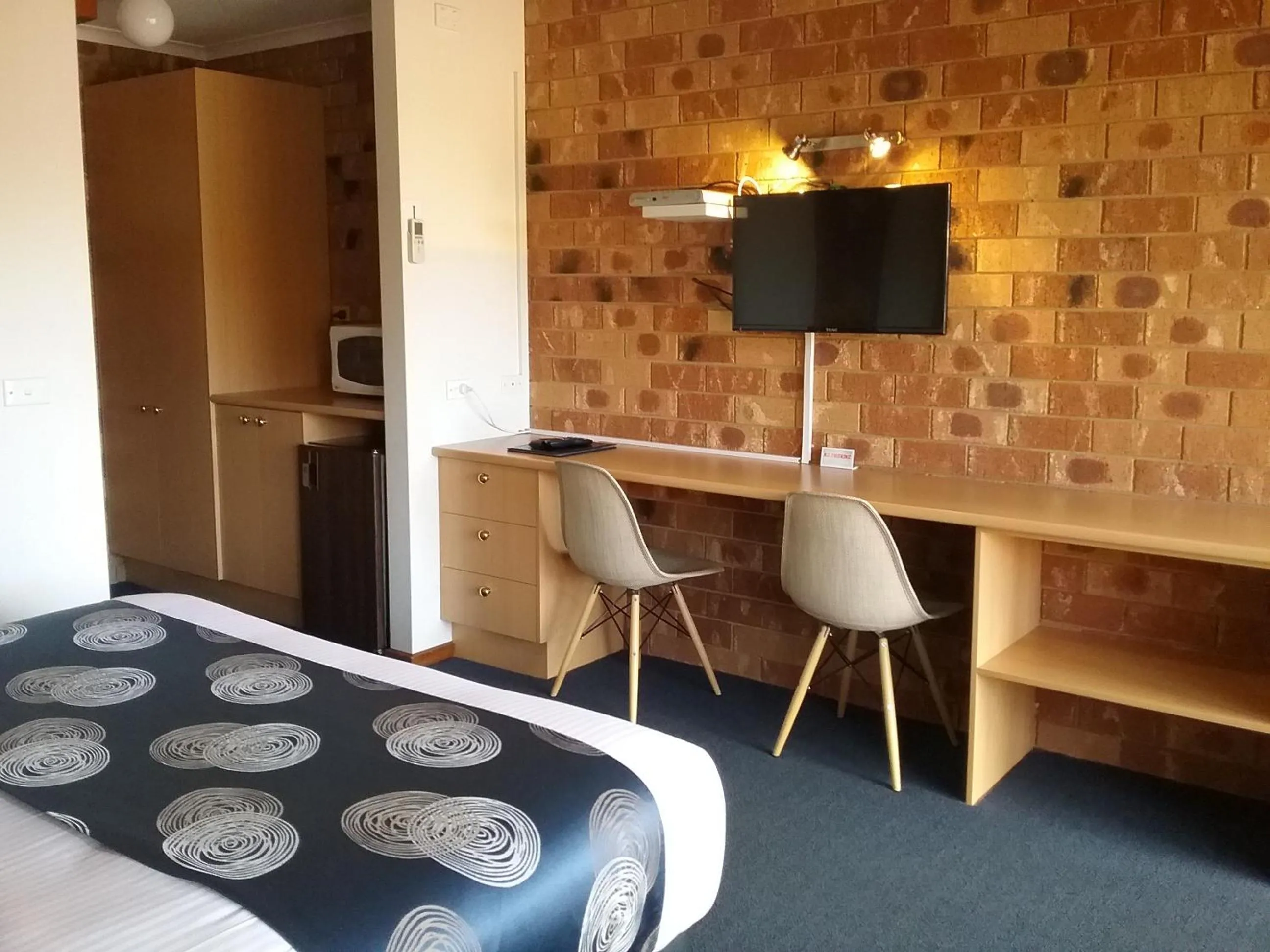 Photo of the whole room, Bed in Werribee Park Motor Inn