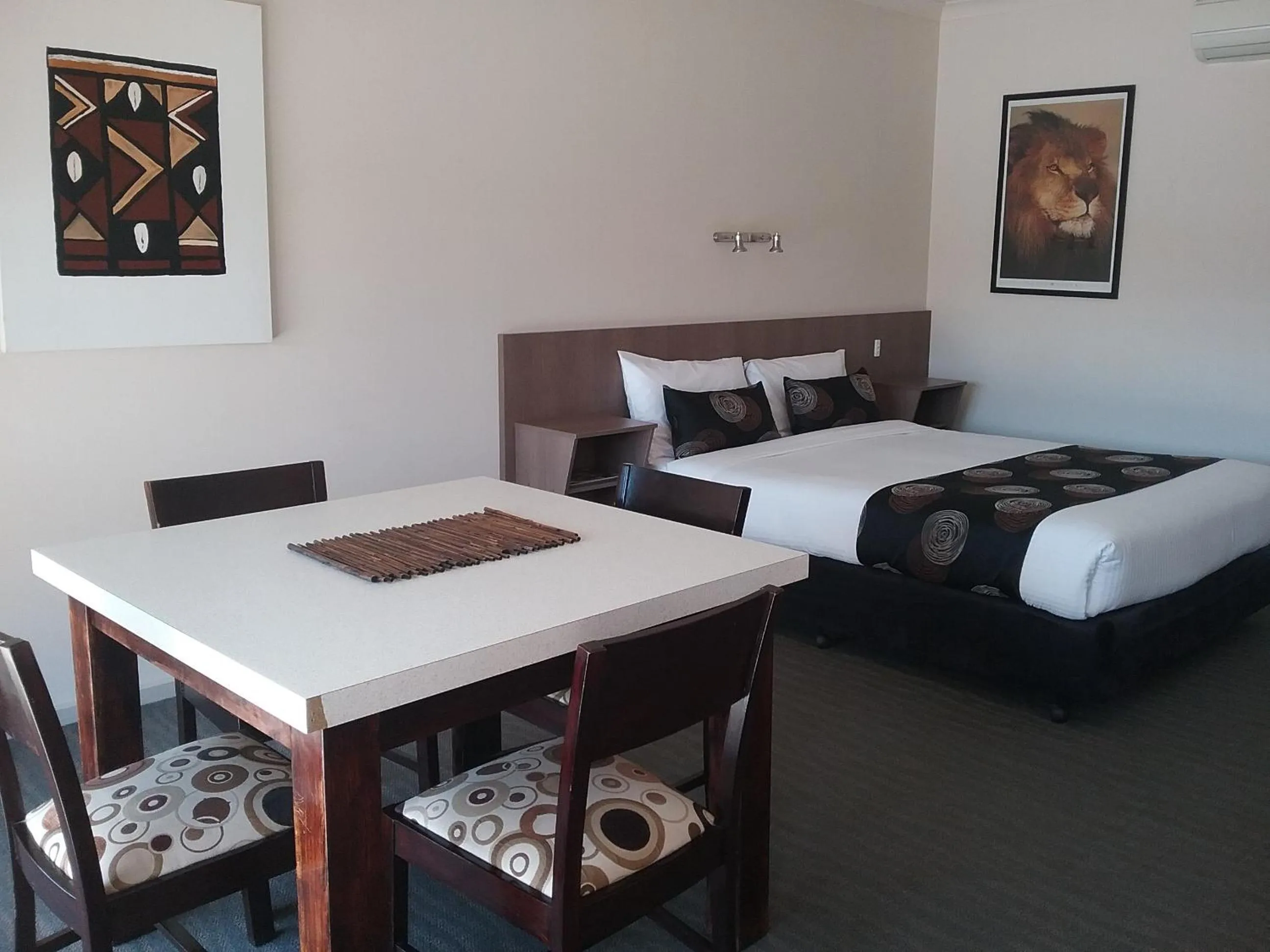 Dining area, Bed in Werribee Park Motor Inn