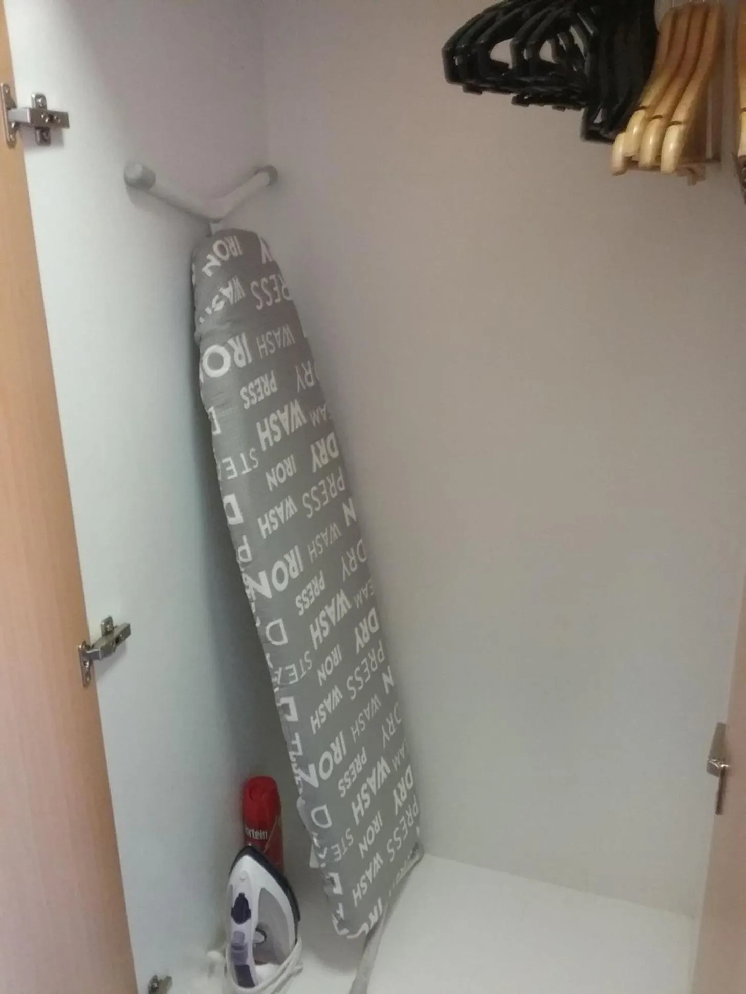 wardrobe in Werribee Park Motor Inn