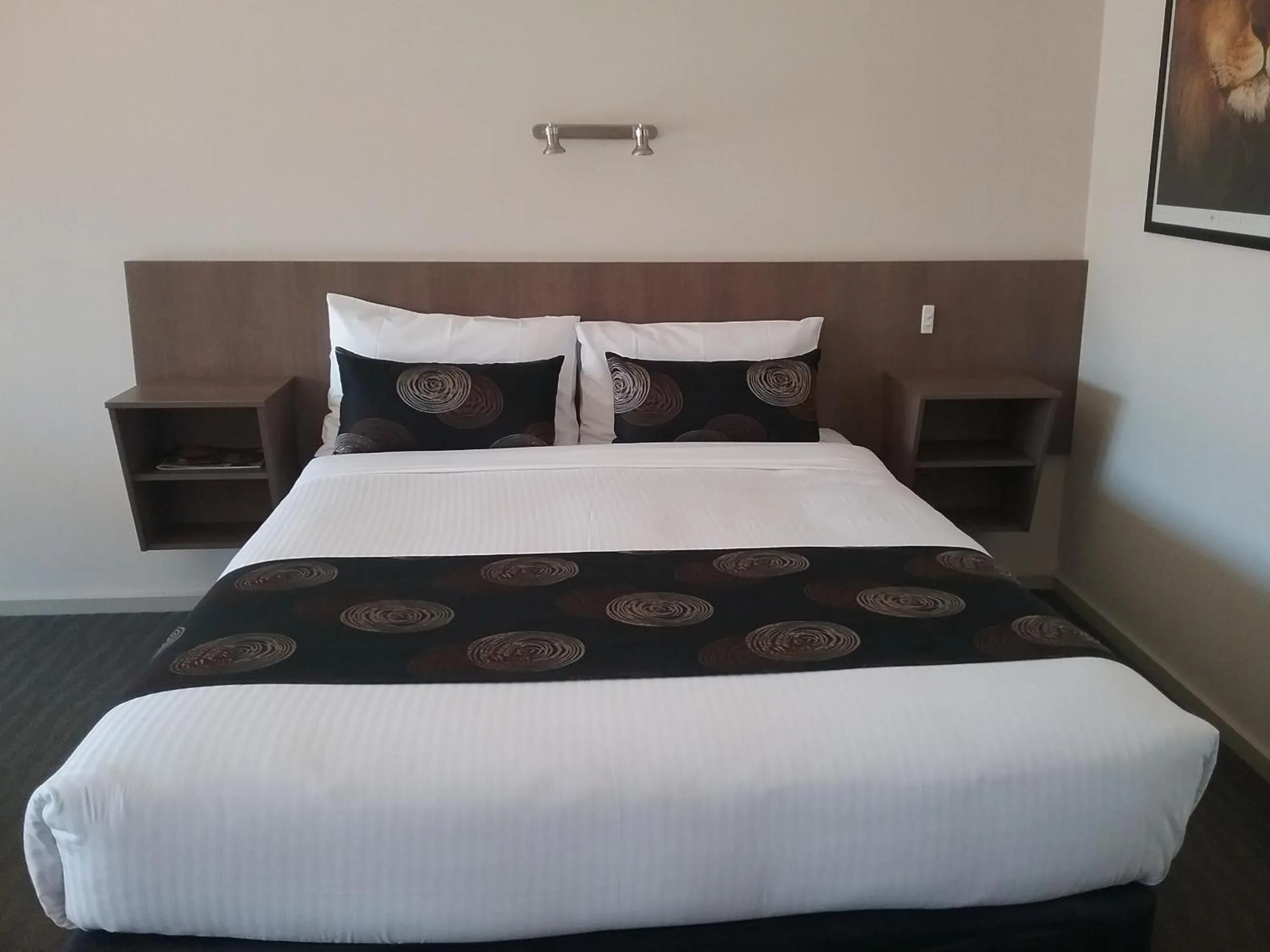 Bed in Werribee Park Motor Inn