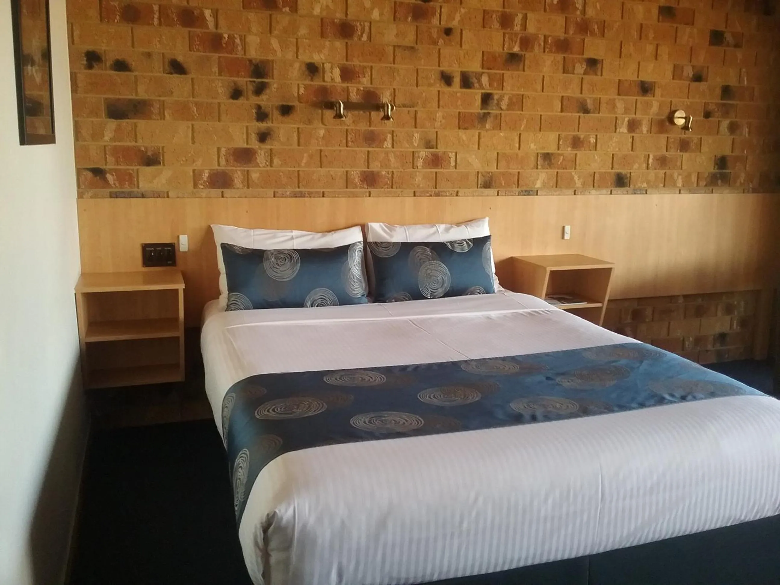 Bed in Werribee Park Motor Inn