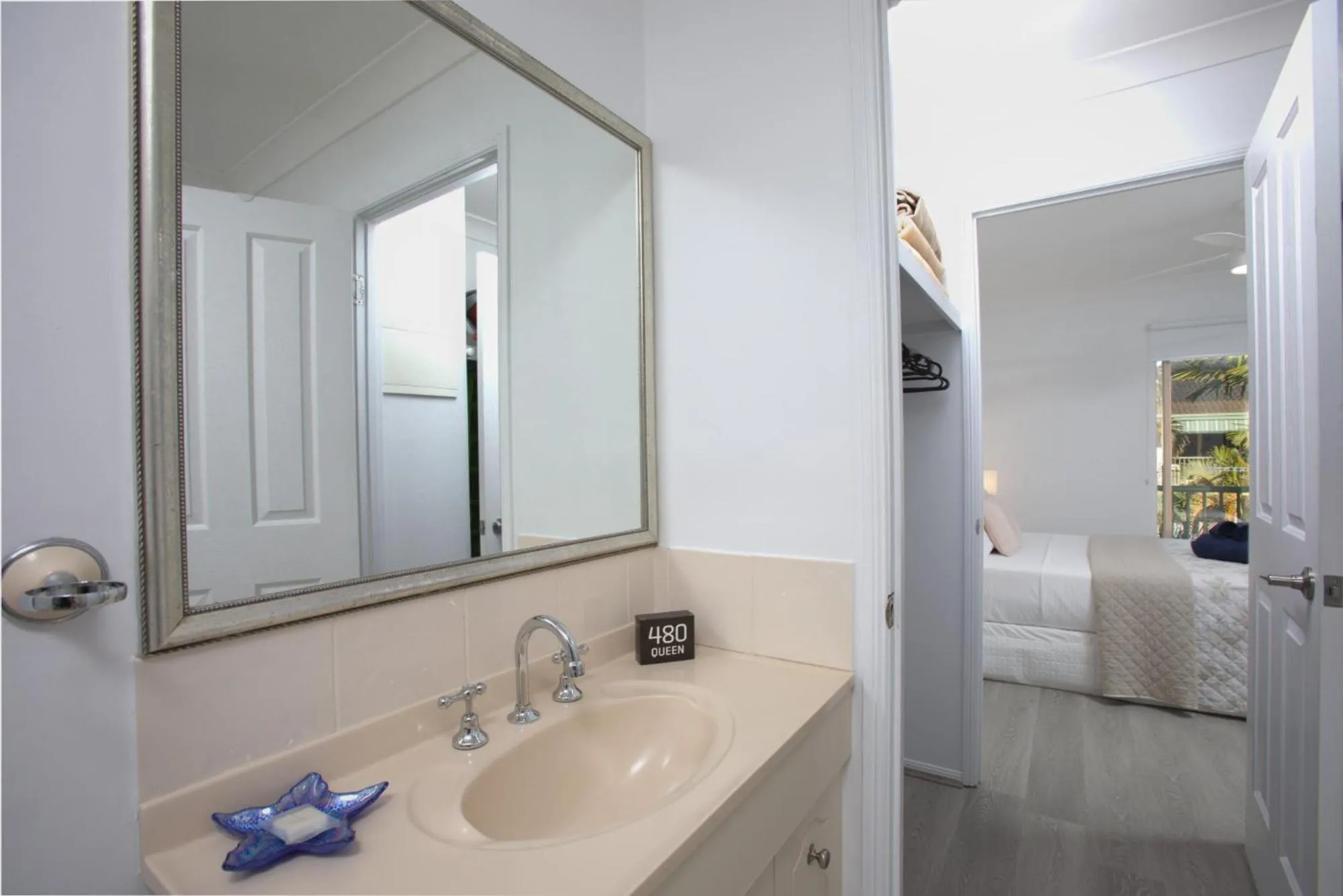 Bathroom, Bed in Bila Vista Kirra Beachside Apartments