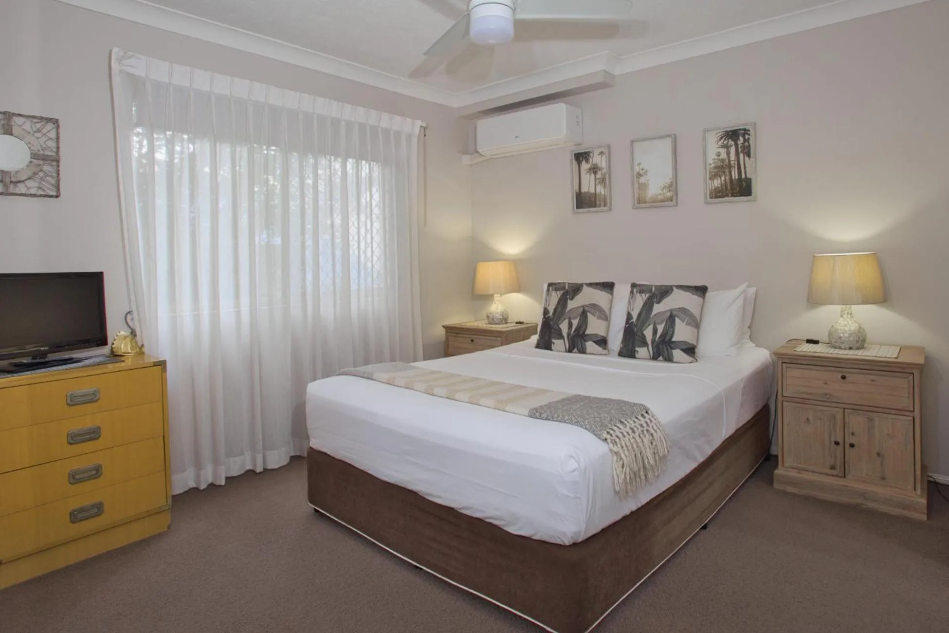 Bed in Bila Vista Kirra Beachside Apartments