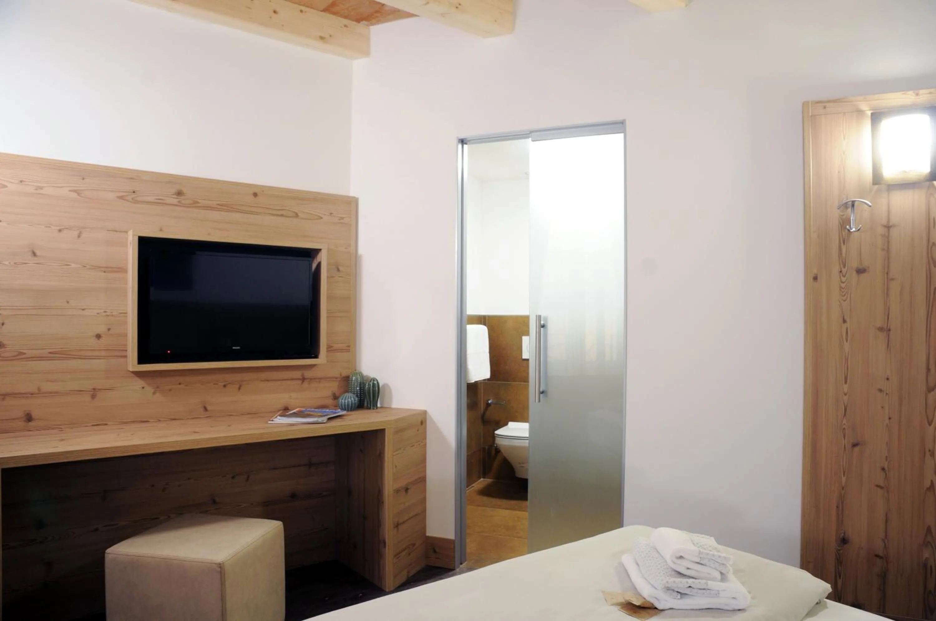 TV and multimedia, Bed in TOURING HOTEL & SPA