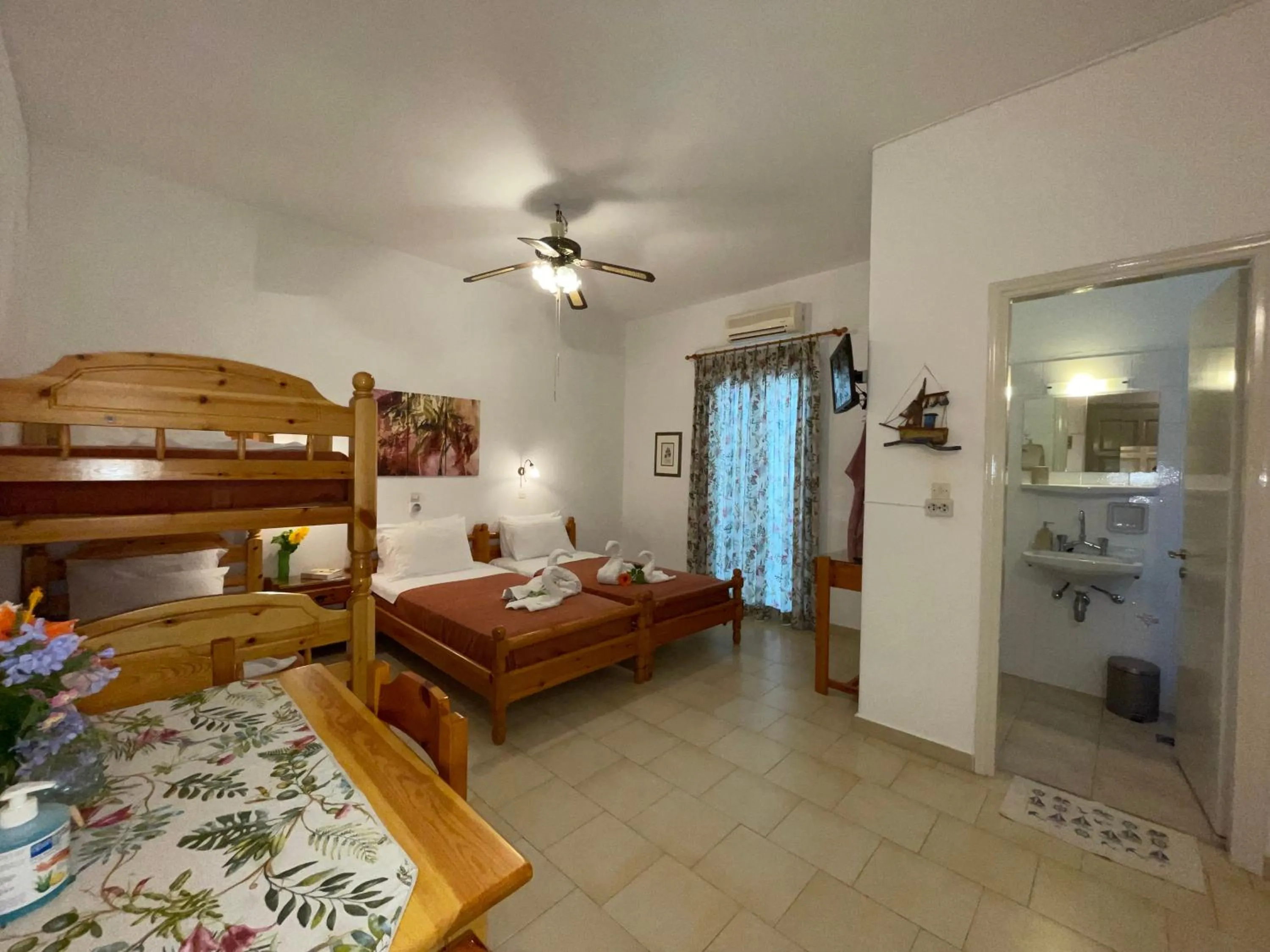 Toilet in Villa Gelly's Studios