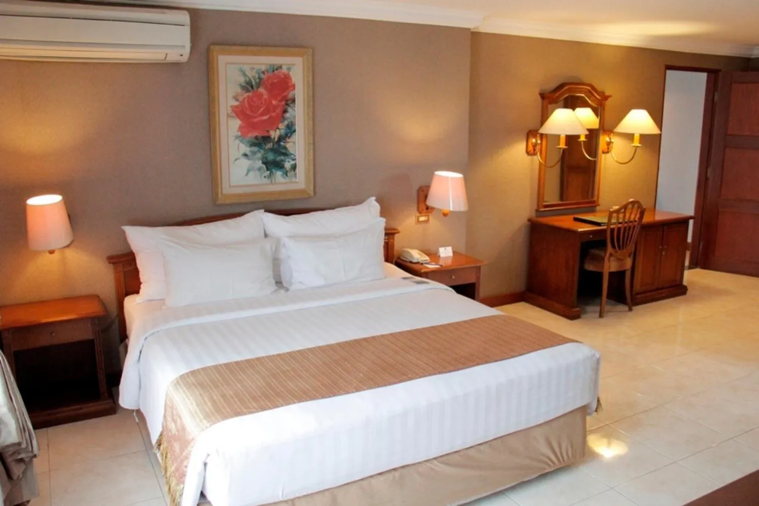 Bedroom, Bed in Blue Sky Hotel Balikpapan