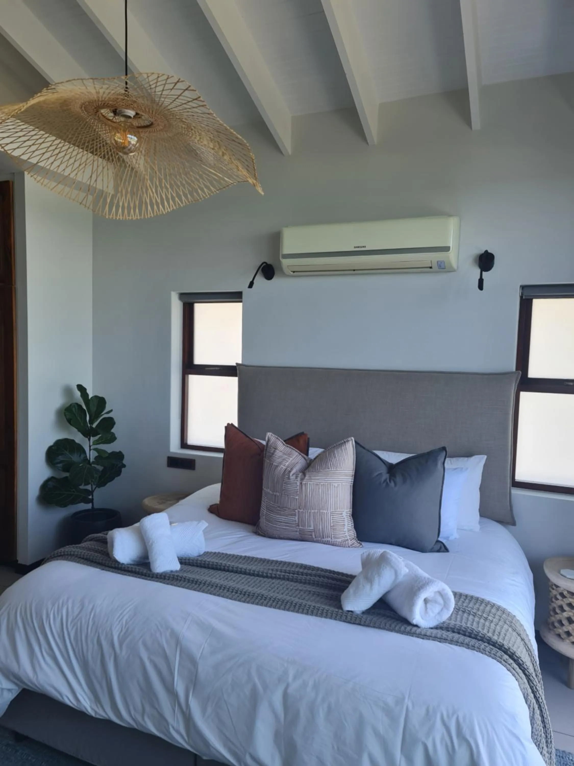 Bed in Shaloha Guesthouse on Supertubes