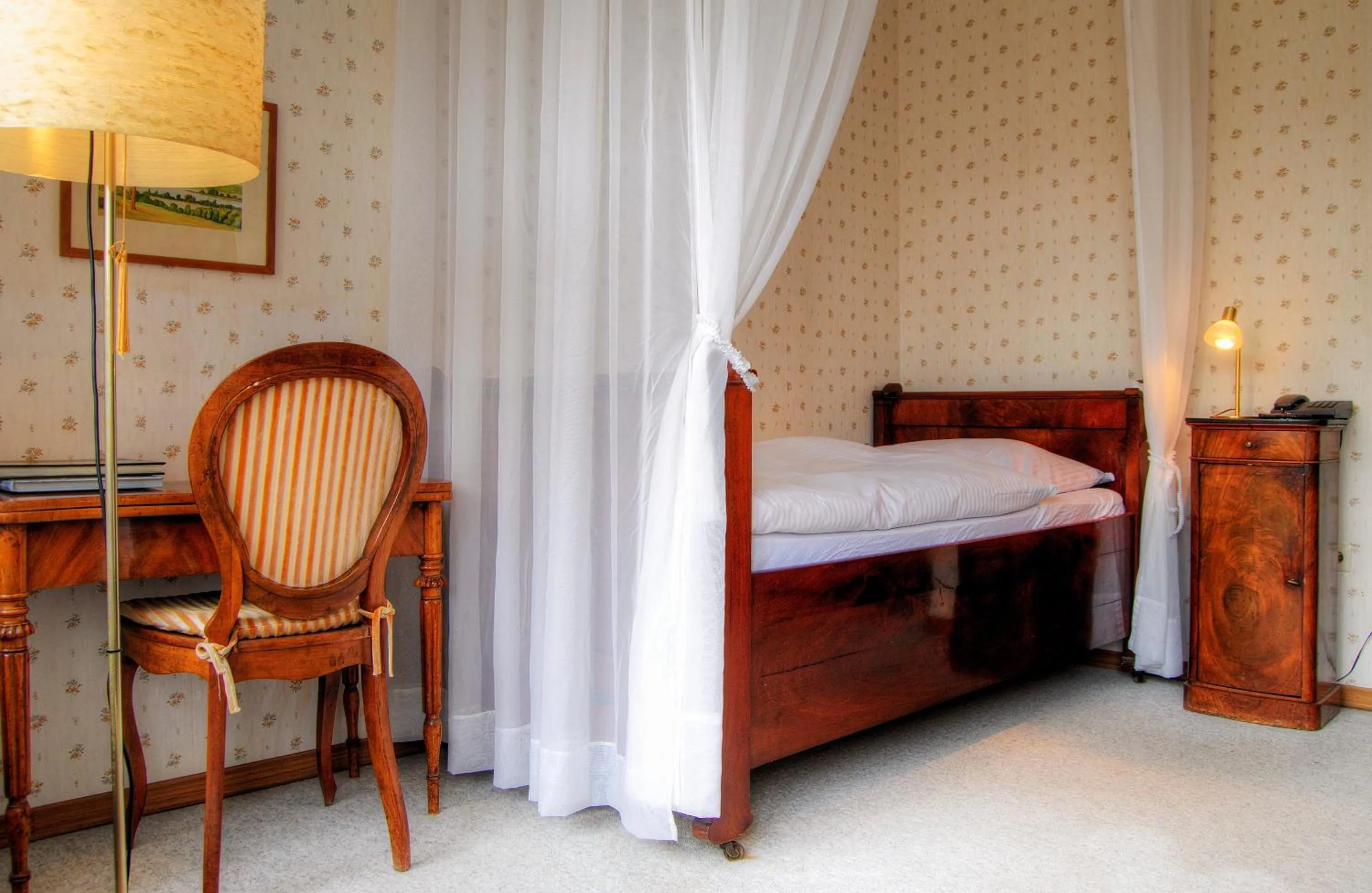 Photo of the whole room, Bed in Hotel-Café "Schauinsland"