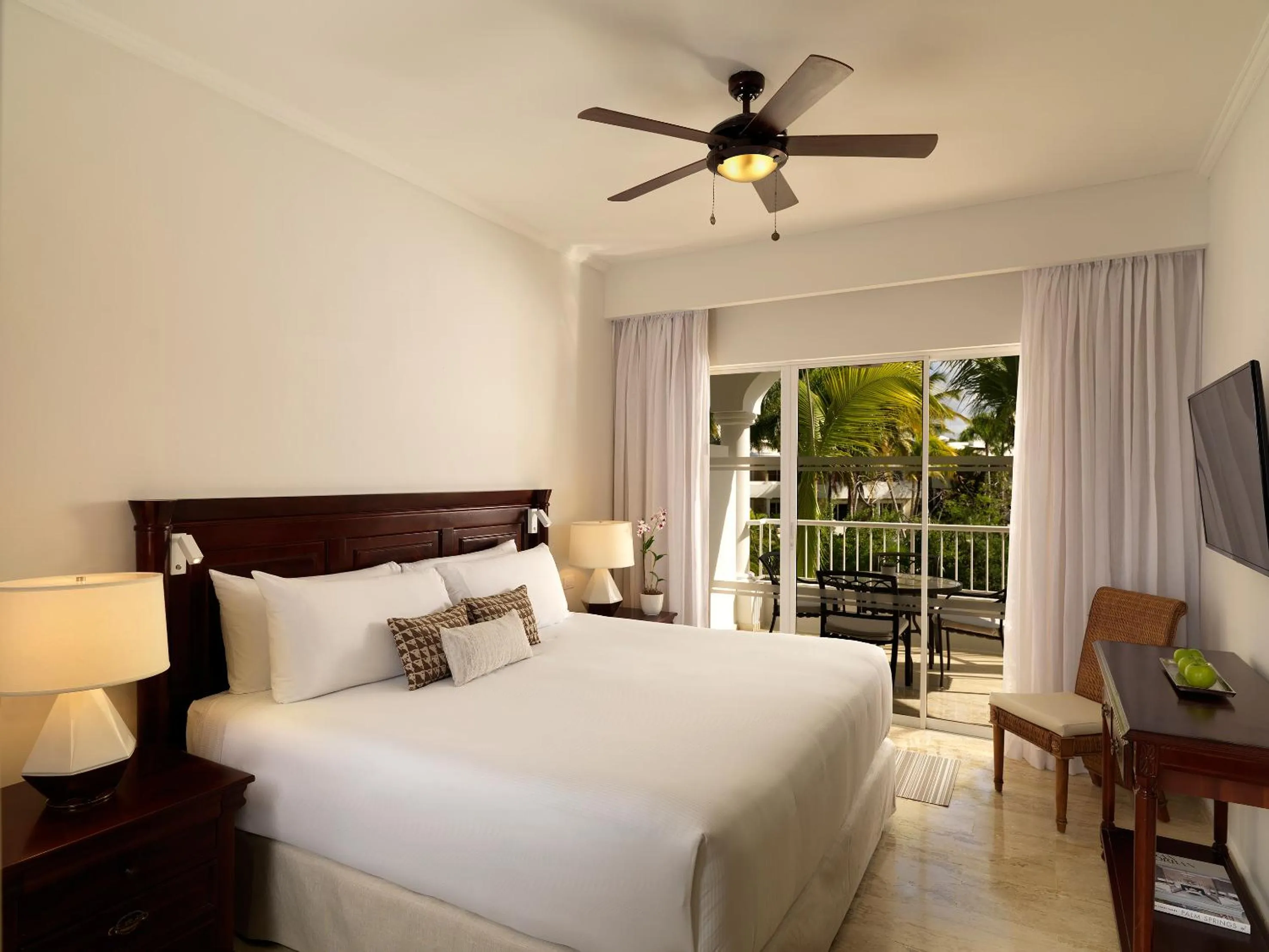 Bed in Meliá Caribe Beach Resort-All Inclusive