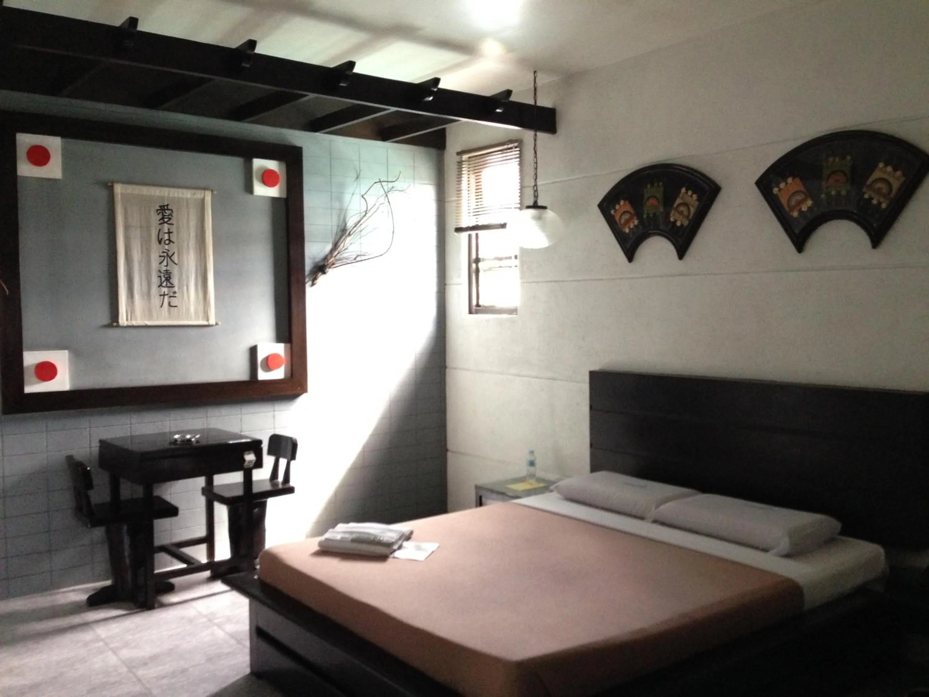 Bed in Hollywood Drive-In Hotel