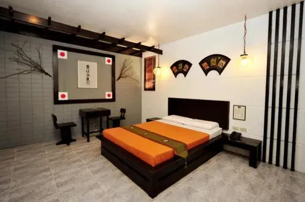 Bed in Hollywood Drive-In Hotel Bed in Hollywood Drive-In Hotel